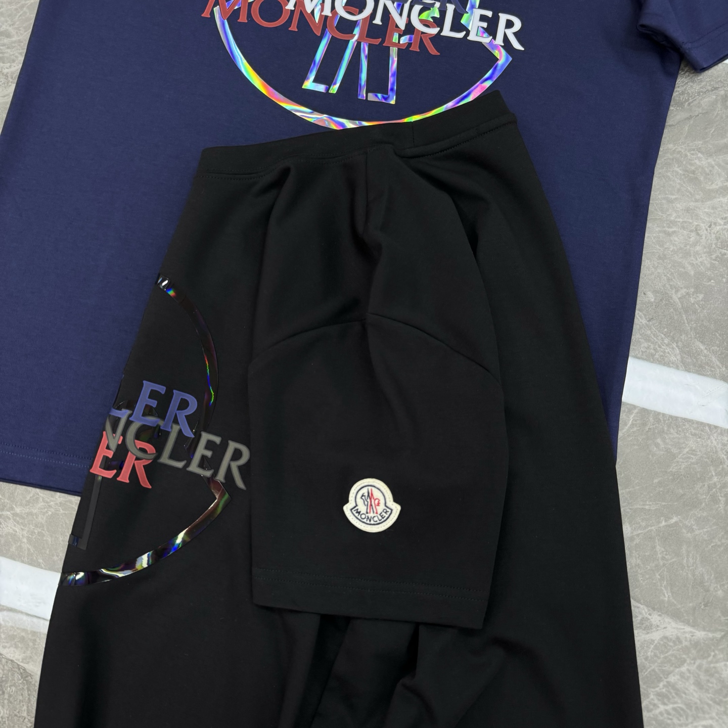 Moncler蒙口25s新款莫代尔短袖T恤，经典圆领设计，300g莫代尔柔软棉质面料，穿着舒适透气。正面