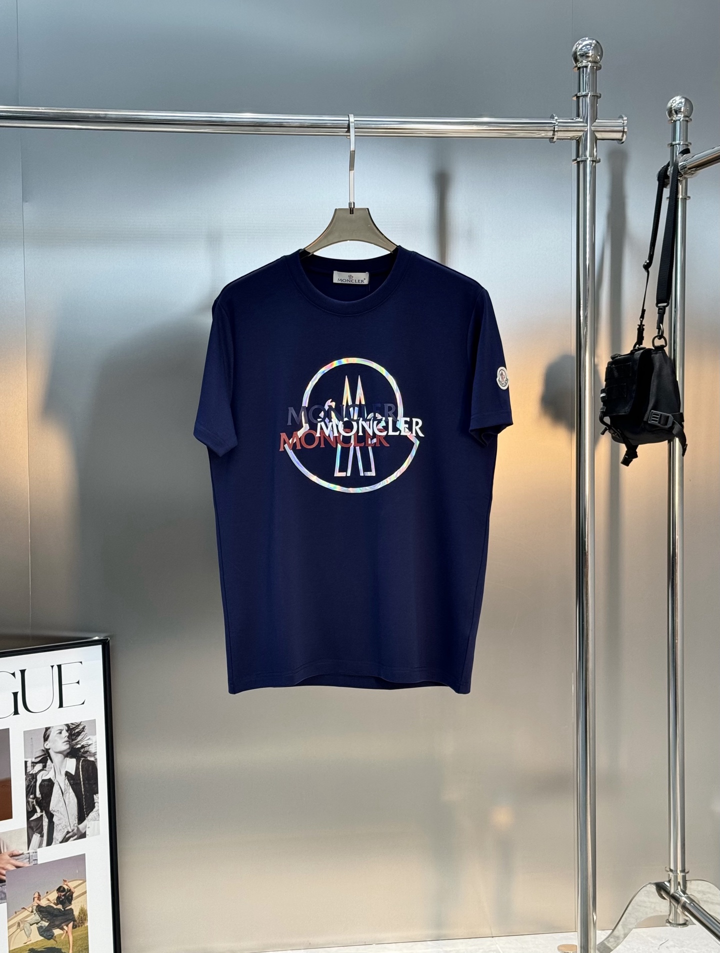 Moncler蒙口25s新款莫代尔短袖T恤，经典圆领设计，300g莫代尔柔软棉质面料，穿着舒适透气。正面