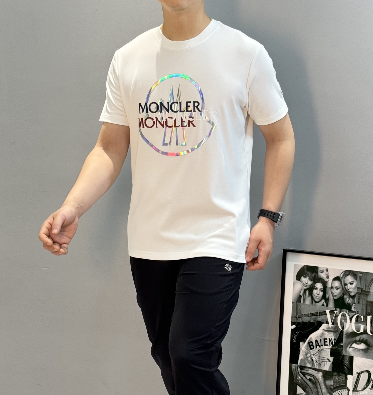 Moncler蒙口25s新款莫代尔短袖T恤，经典圆领设计，300g莫代尔柔软棉质面料，穿着舒适透气。正面