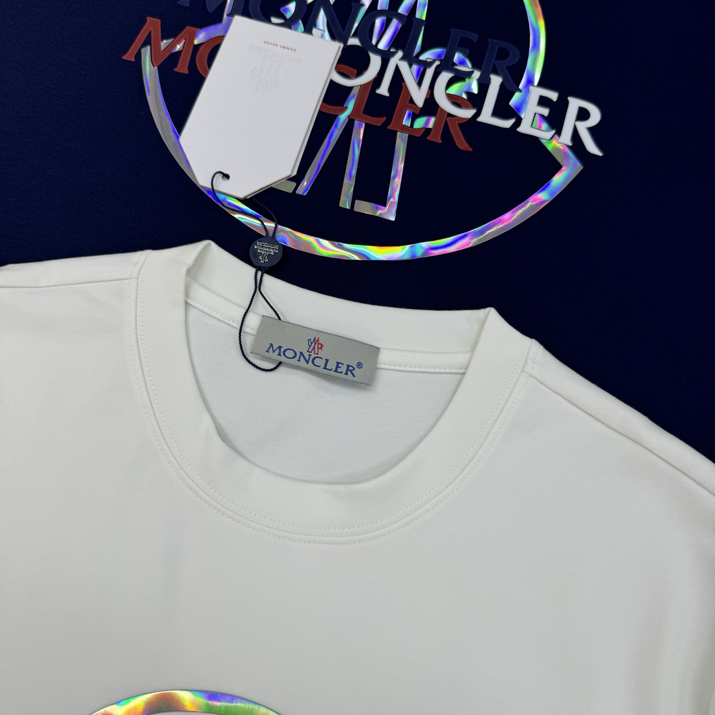 Moncler蒙口25s新款莫代尔短袖T恤，经典圆领设计，300g莫代尔柔软棉质面料，穿着舒适透气。正面