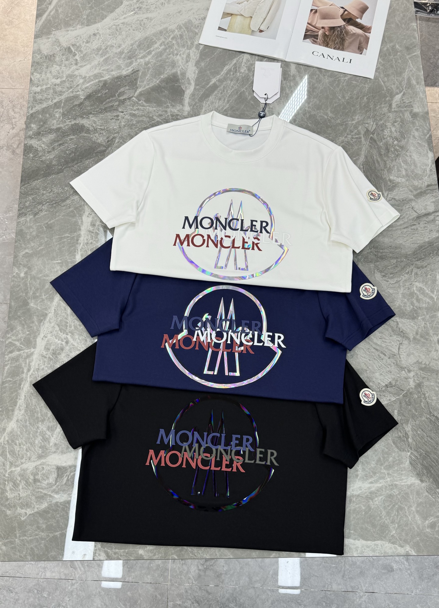 Moncler蒙口25s新款莫代尔短袖T恤，经典圆领设计，300g莫代尔柔软棉质面料，穿着舒适透气。正面