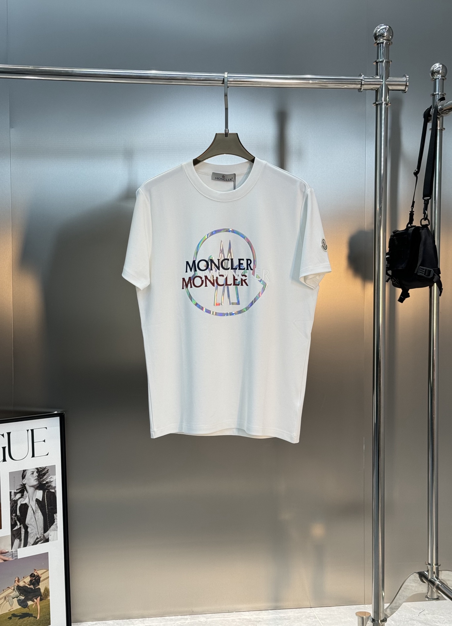 Moncler蒙口25s新款莫代尔短袖T恤，经典圆领设计，300g莫代尔柔软棉质面料，穿着舒适透气。正面