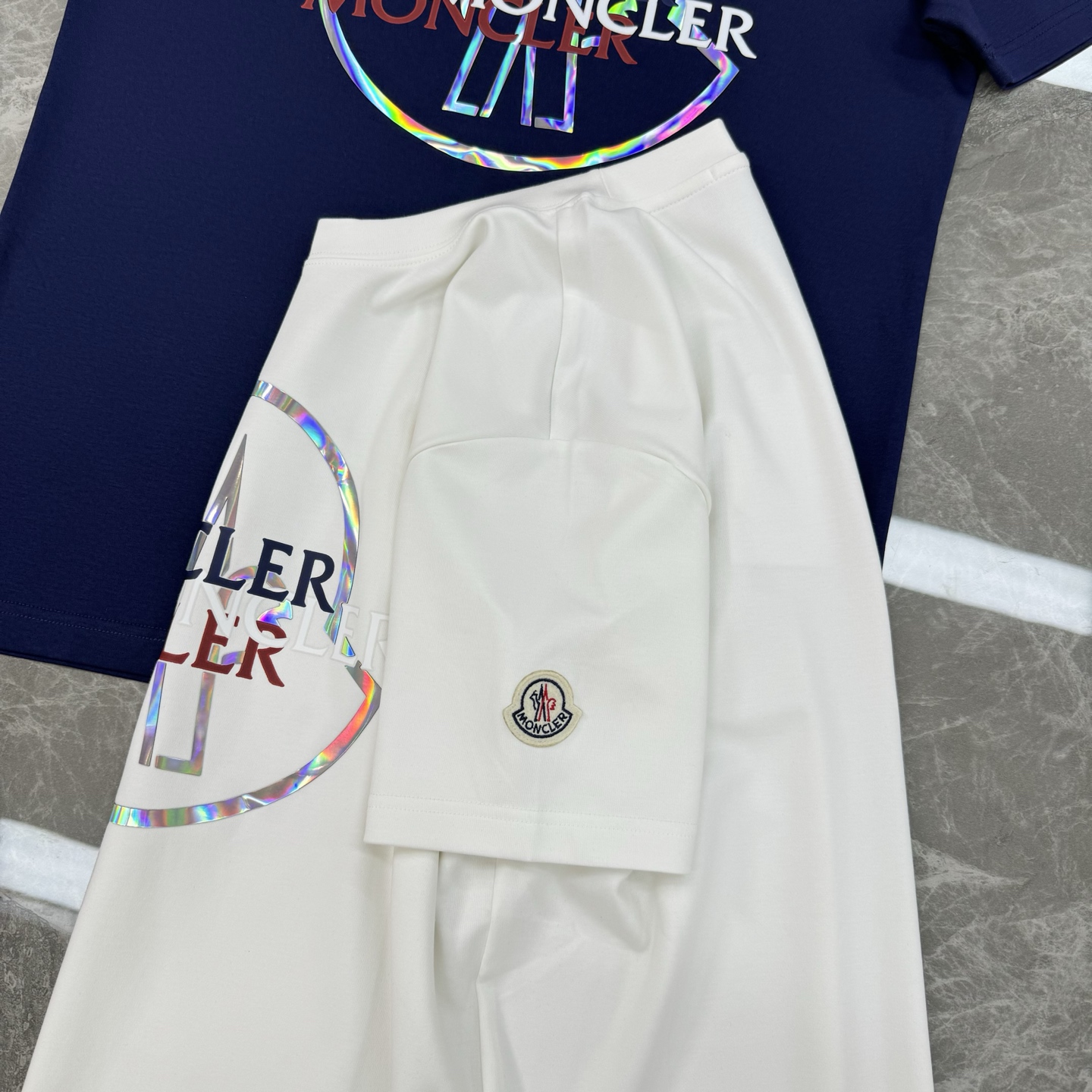 Moncler蒙口25s新款莫代尔短袖T恤，经典圆领设计，300g莫代尔柔软棉质面料，穿着舒适透气。正面