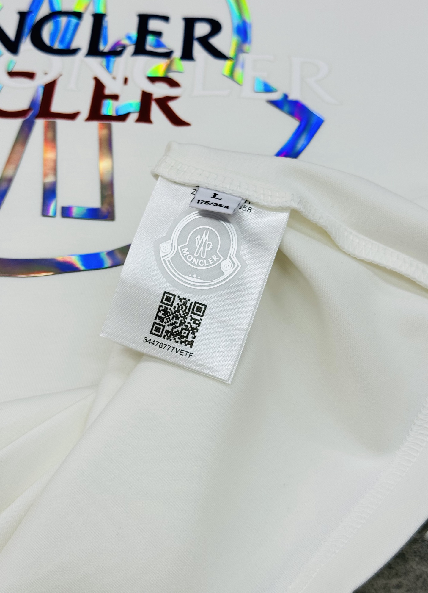 Moncler蒙口25s新款莫代尔短袖T恤，经典圆领设计，300g莫代尔柔软棉质面料，穿着舒适透气。正面