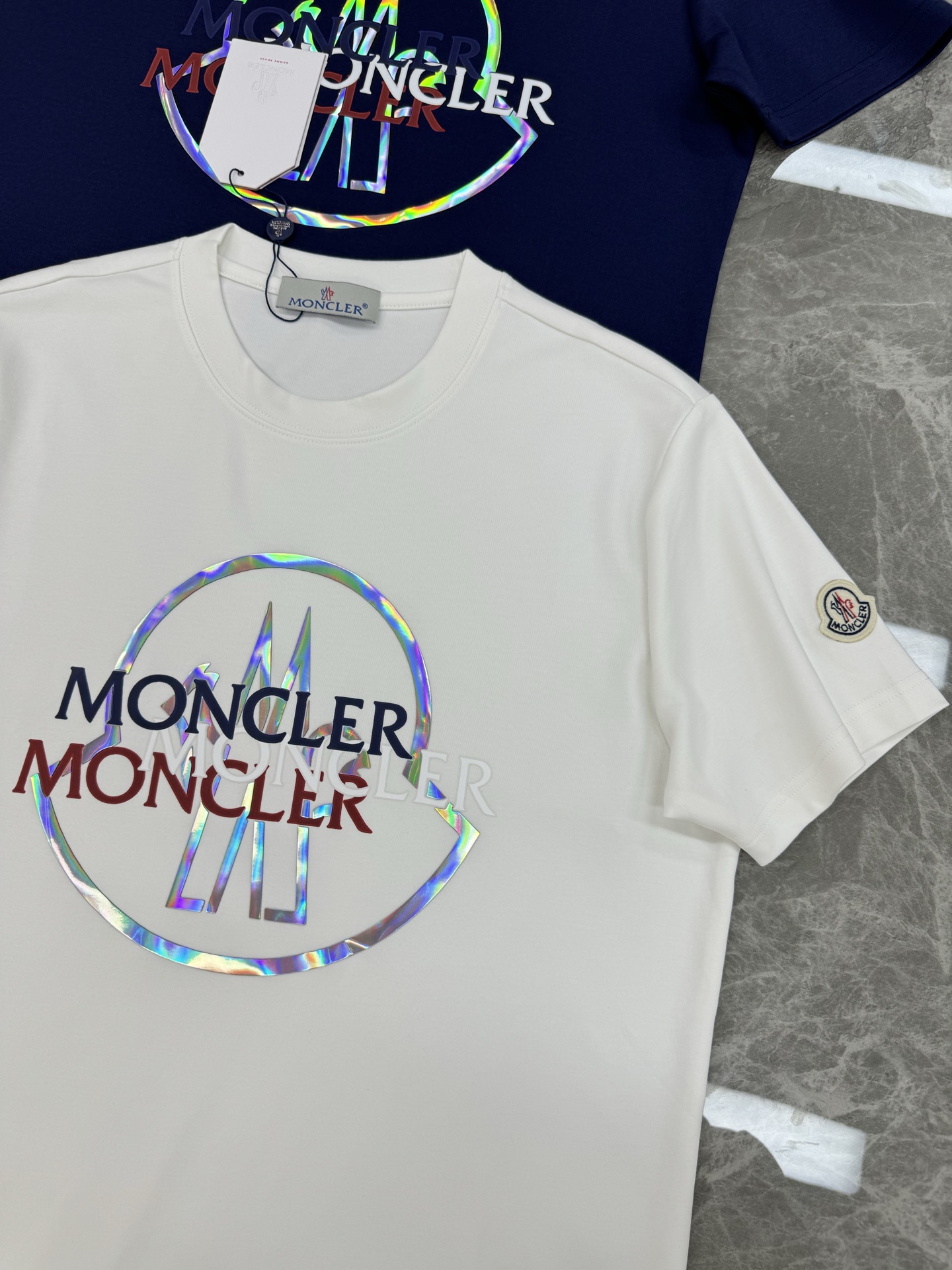 Moncler蒙口25s新款莫代尔短袖T恤，经典圆领设计，300g莫代尔柔软棉质面料，穿着舒适透气。正面