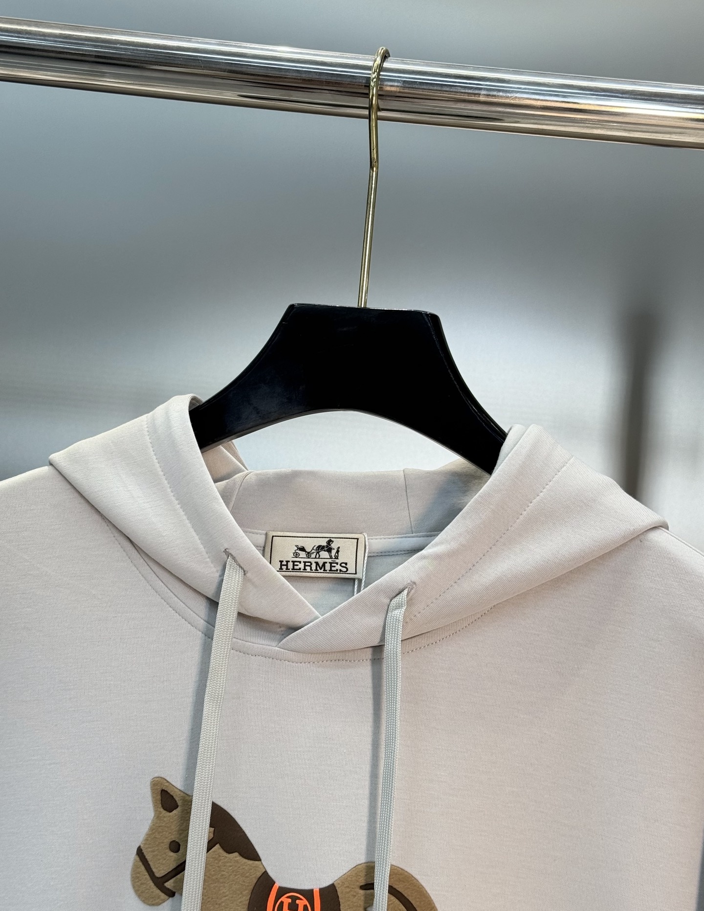 Hermès爱马仕25s新款连帽卫衣，棉莫柔软棉质面料，舒适又保暖，日常穿搭超百搭!正面有经典“HERM