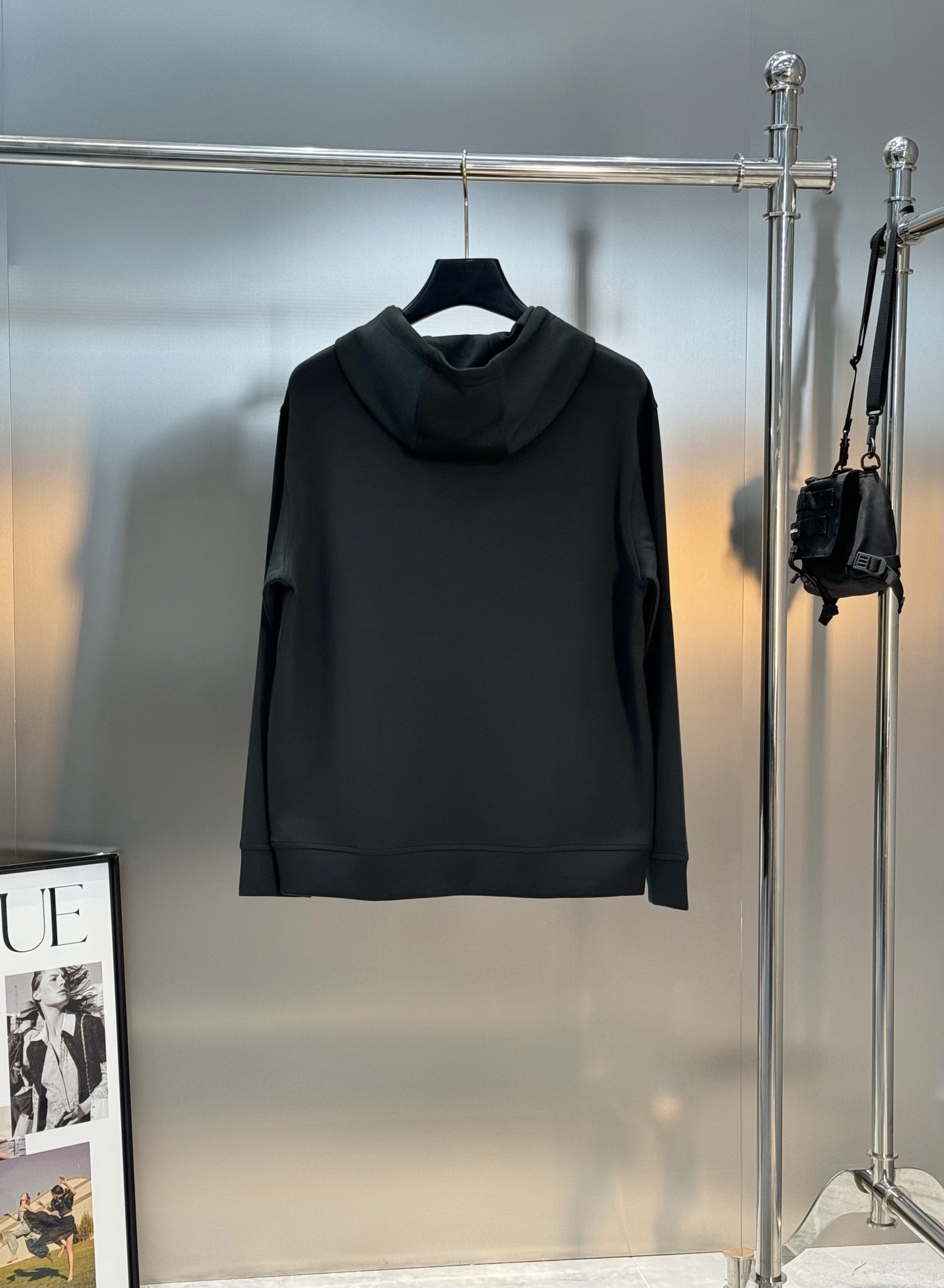 Hermès爱马仕25s新款连帽卫衣，棉莫柔软棉质面料，舒适又保暖，日常穿搭超百搭!正面有经典“HERM