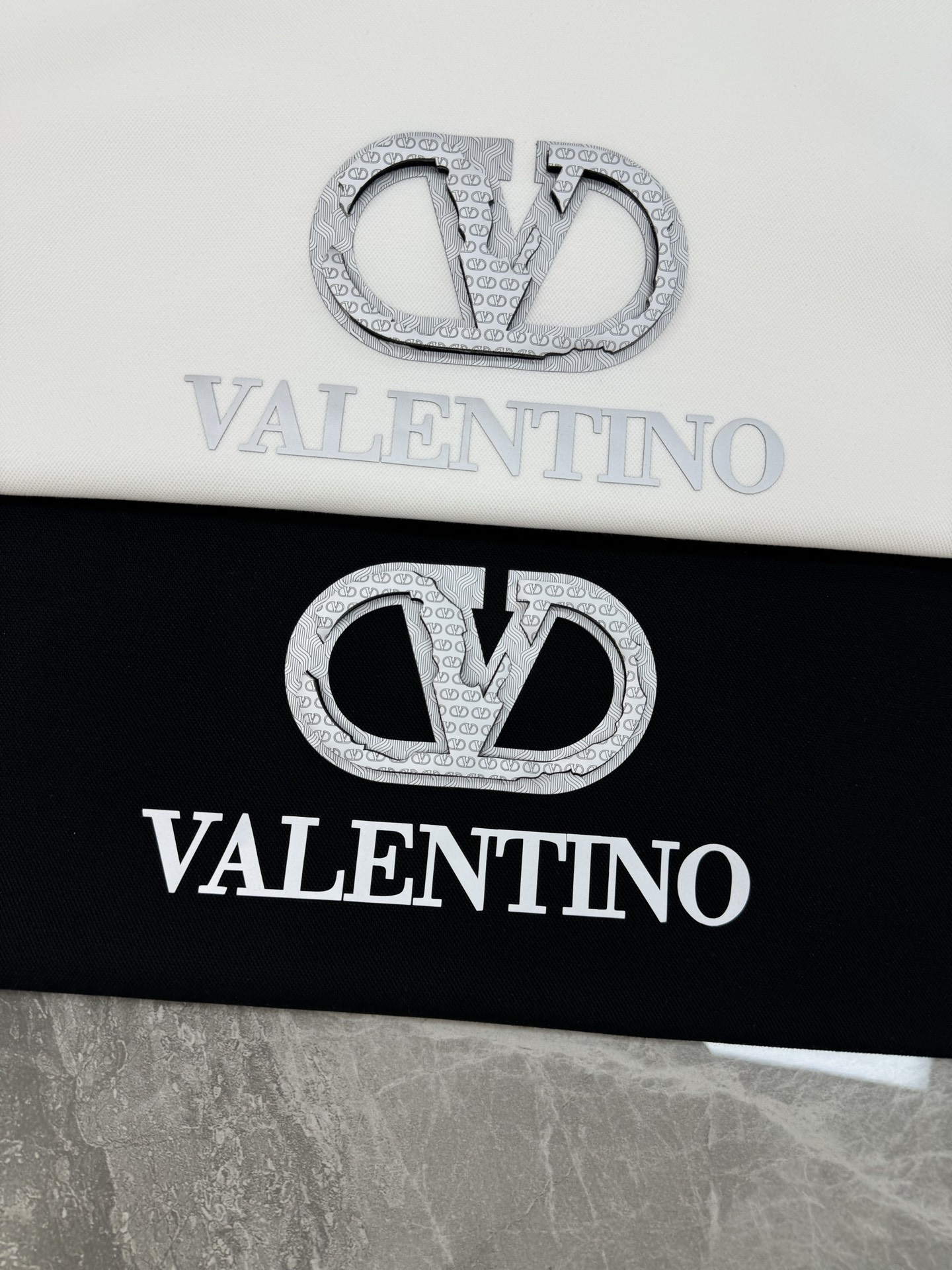 Valentino华伦天奴25s新款连帽卫衣，男女同款！380g天丝面料.柔软棉质面料，穿着舒适又保暖。