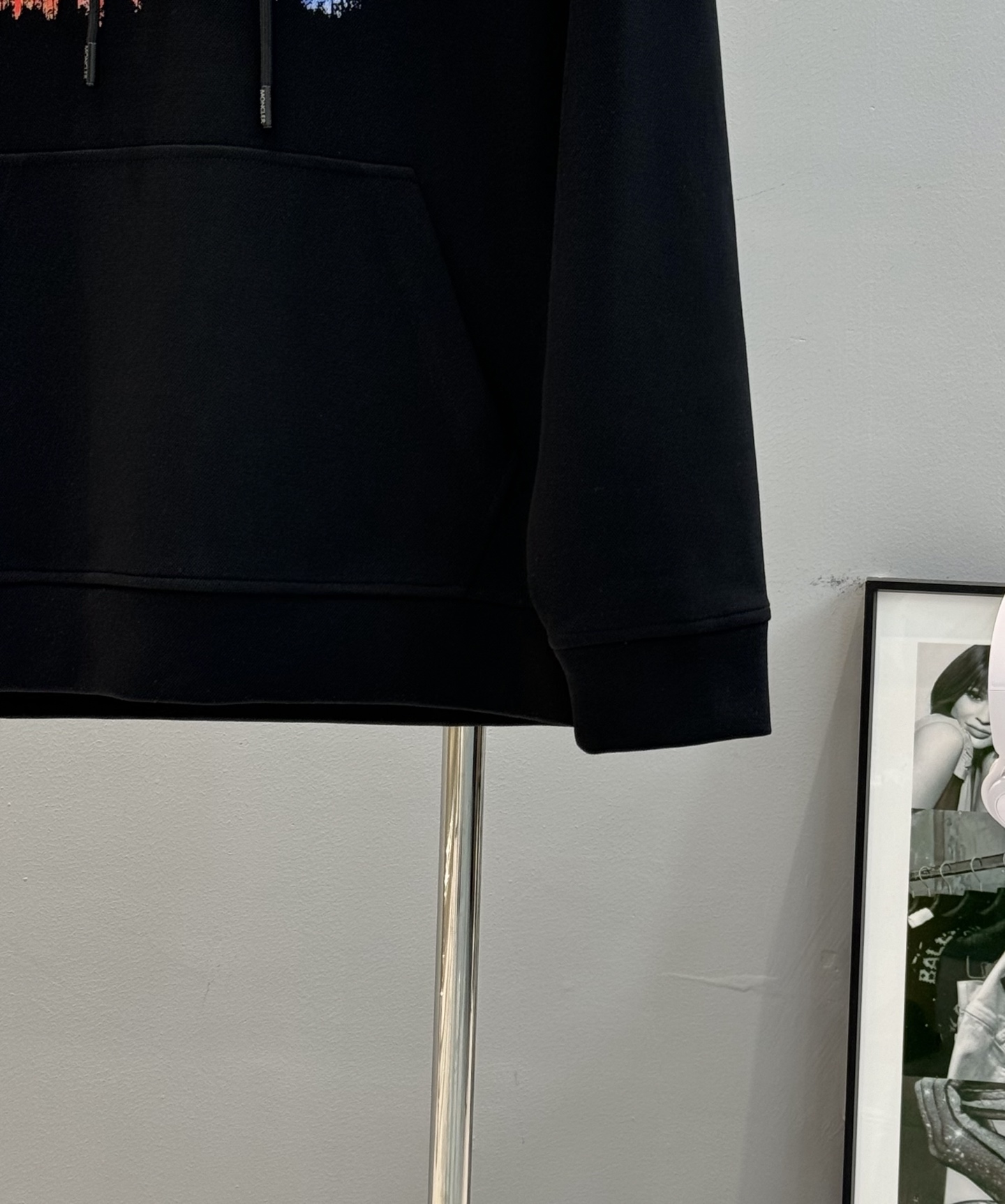 Moncler蒙口25s新品连帽卫衣，采用超舒适的天丝面料.柔软棉质面料，穿着舒适又保暖。正面彩色条纹+