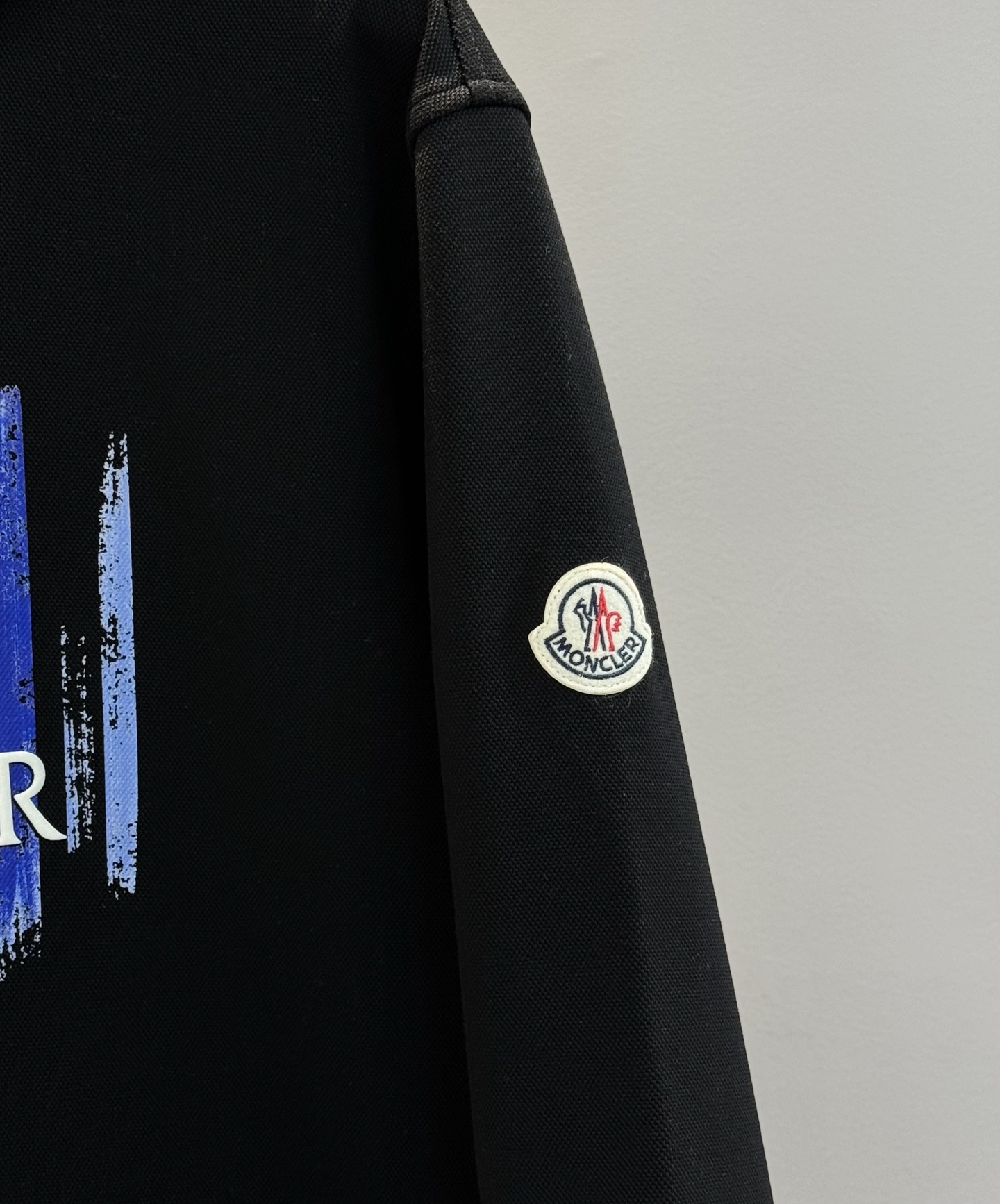 Moncler蒙口25s新品连帽卫衣，采用超舒适的天丝面料.柔软棉质面料，穿着舒适又保暖。正面彩色条纹+