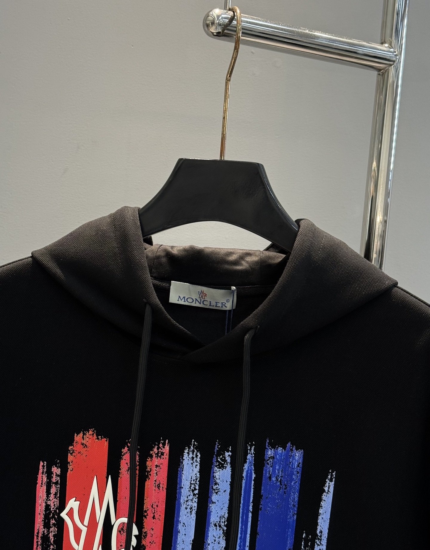 Moncler蒙口25s新品连帽卫衣，采用超舒适的天丝面料.柔软棉质面料，穿着舒适又保暖。正面彩色条纹+