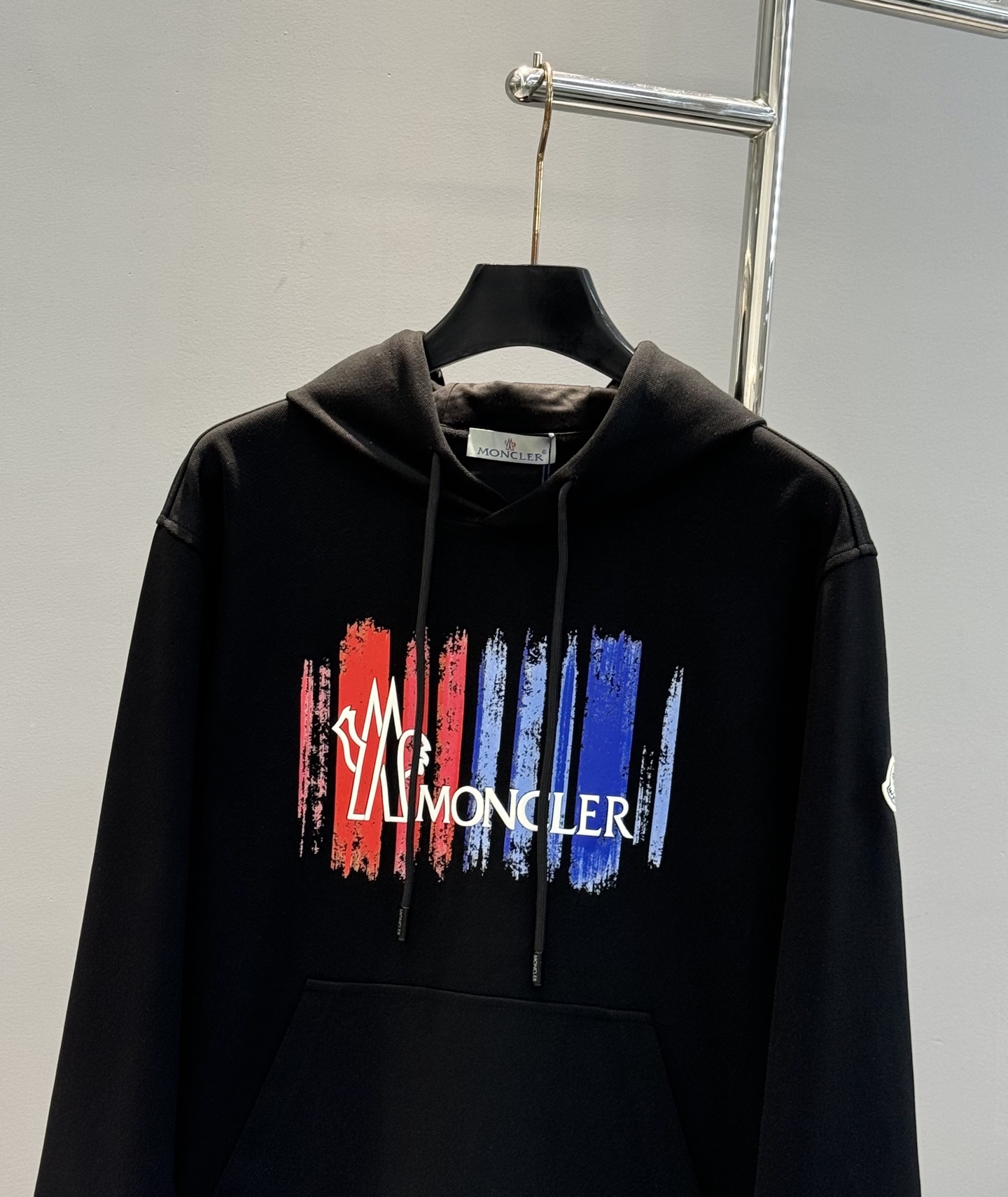 Moncler蒙口25s新品连帽卫衣，采用超舒适的天丝面料.柔软棉质面料，穿着舒适又保暖。正面彩色条纹+