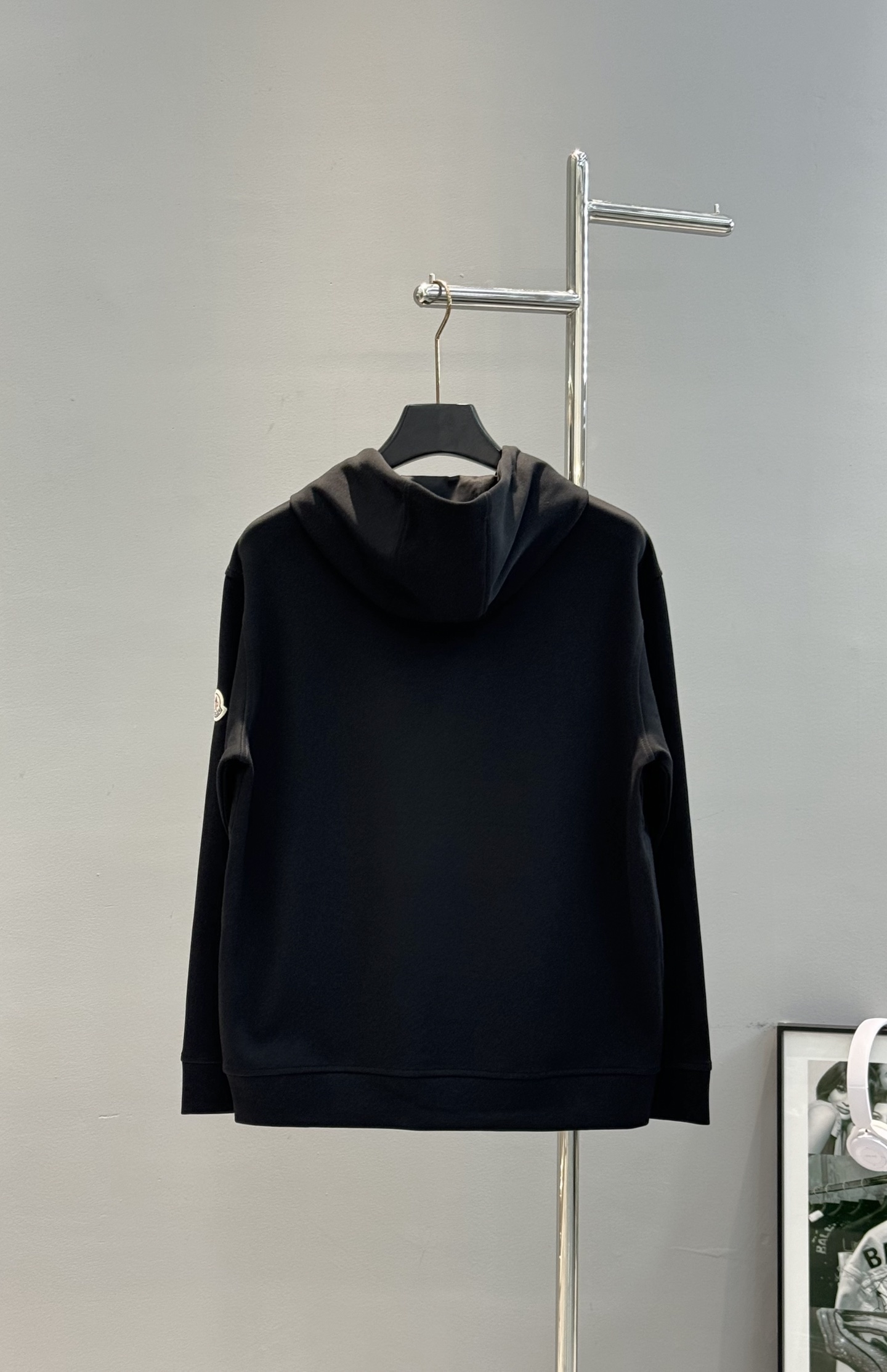 Moncler蒙口25s新品连帽卫衣，采用超舒适的天丝面料.柔软棉质面料，穿着舒适又保暖。正面彩色条纹+