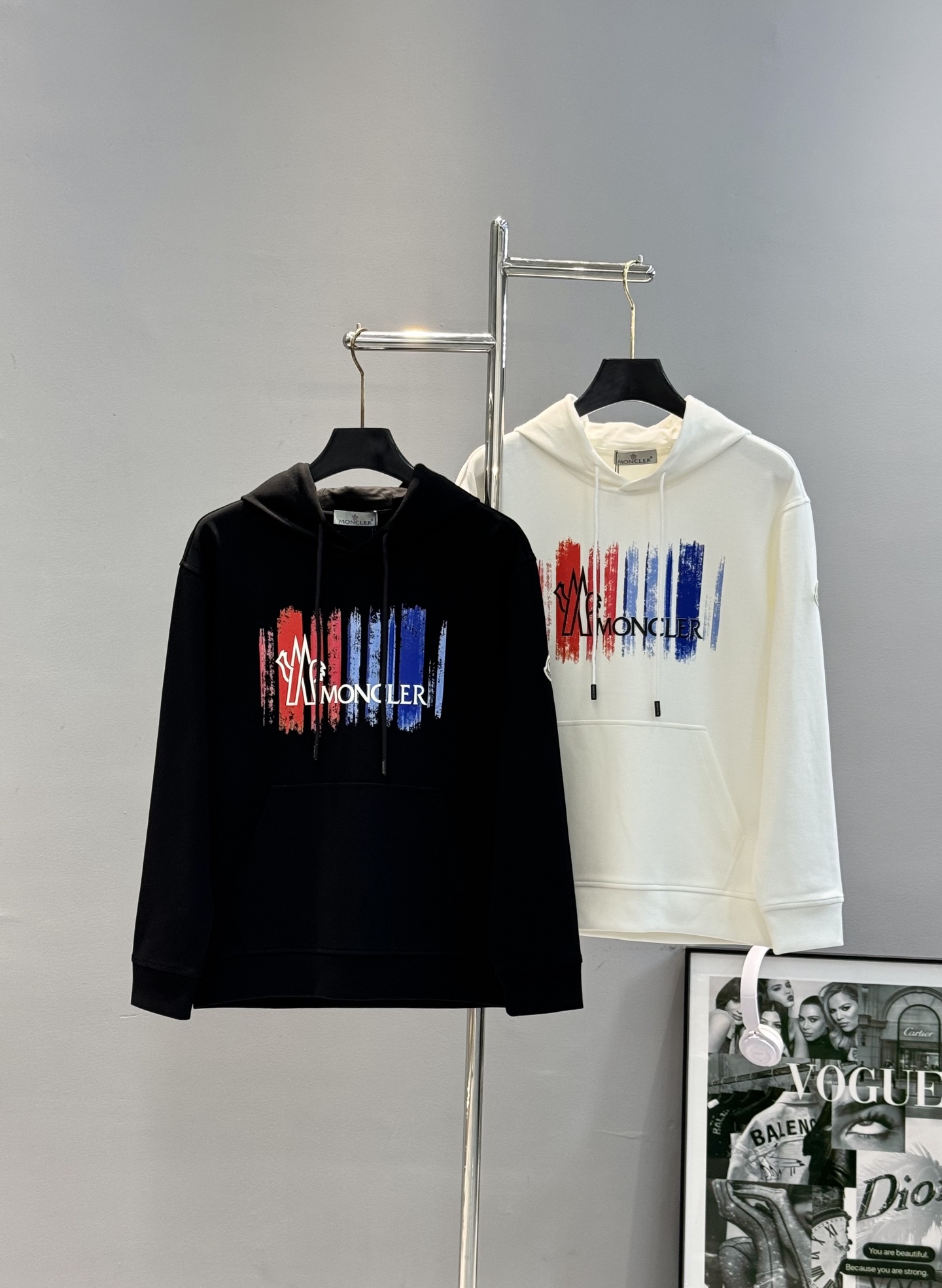 Moncler蒙口25s新品连帽卫衣，采用超舒适的天丝面料.柔软棉质面料，穿着舒适又保暖。正面彩色条纹+