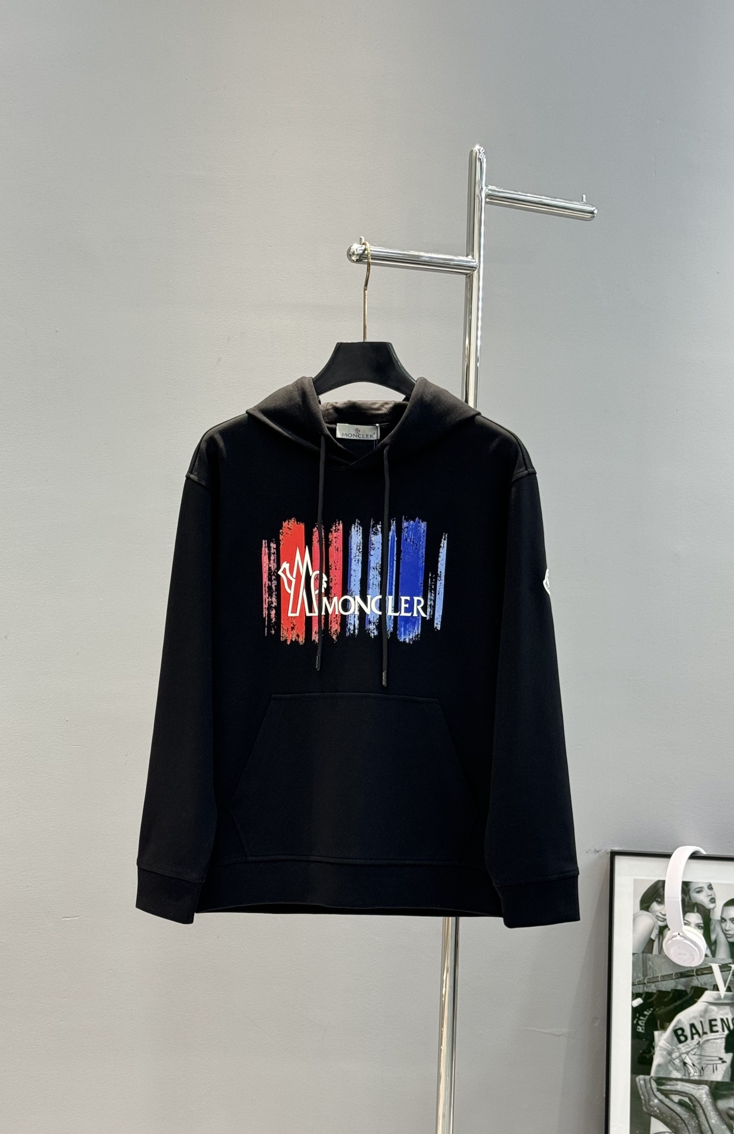 Moncler蒙口25s新品连帽卫衣，采用超舒适的天丝面料.柔软棉质面料，穿着舒适又保暖。正面彩色条纹+