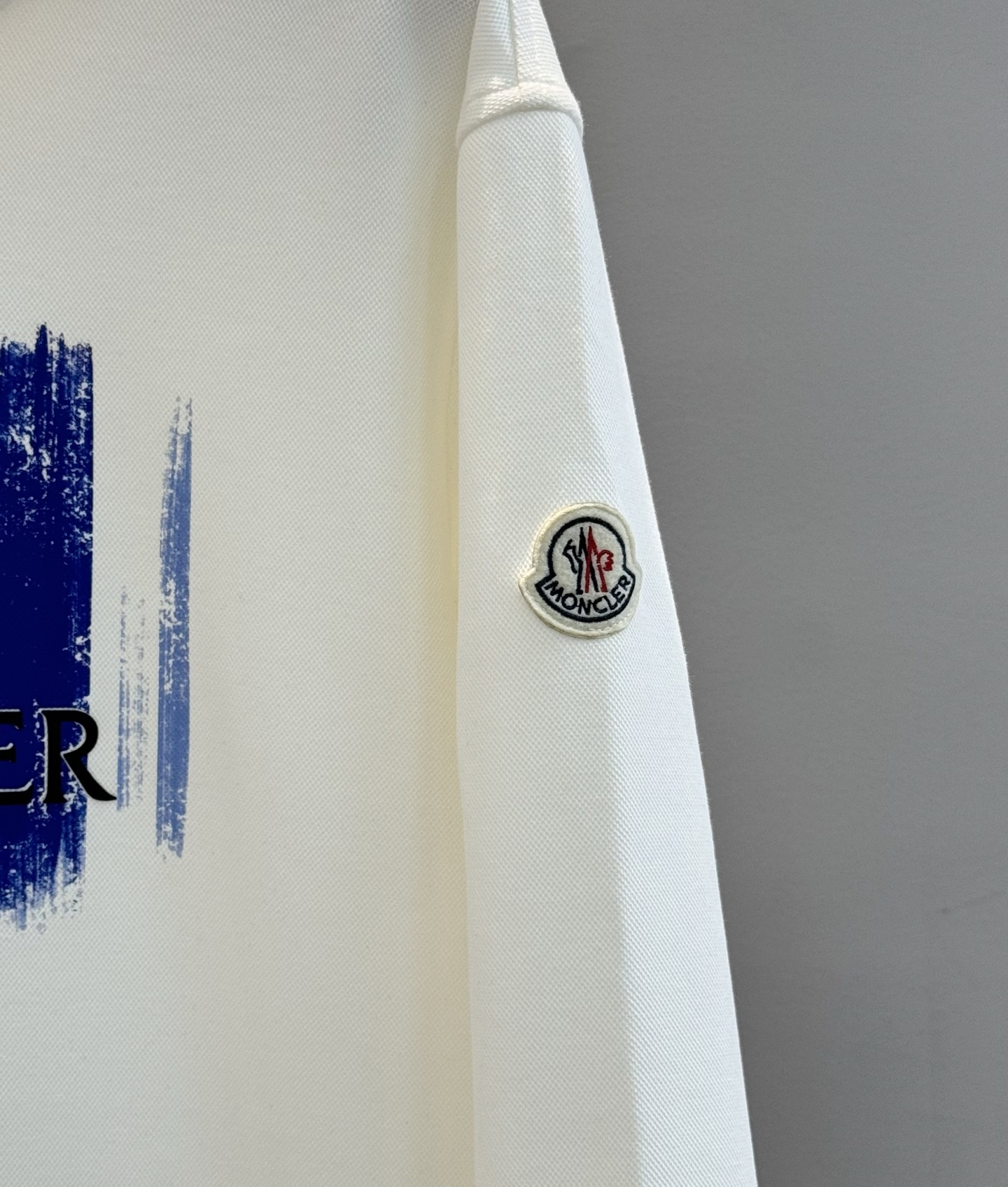 Moncler蒙口25s新品连帽卫衣，采用超舒适的天丝面料.柔软棉质面料，穿着舒适又保暖。正面彩色条纹+