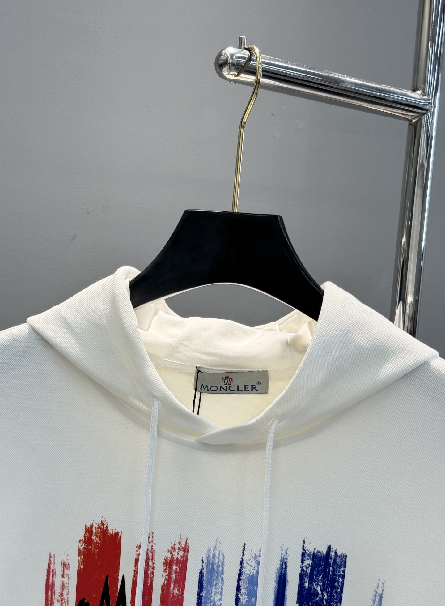 Moncler蒙口25s新品连帽卫衣，采用超舒适的天丝面料.柔软棉质面料，穿着舒适又保暖。正面彩色条纹+