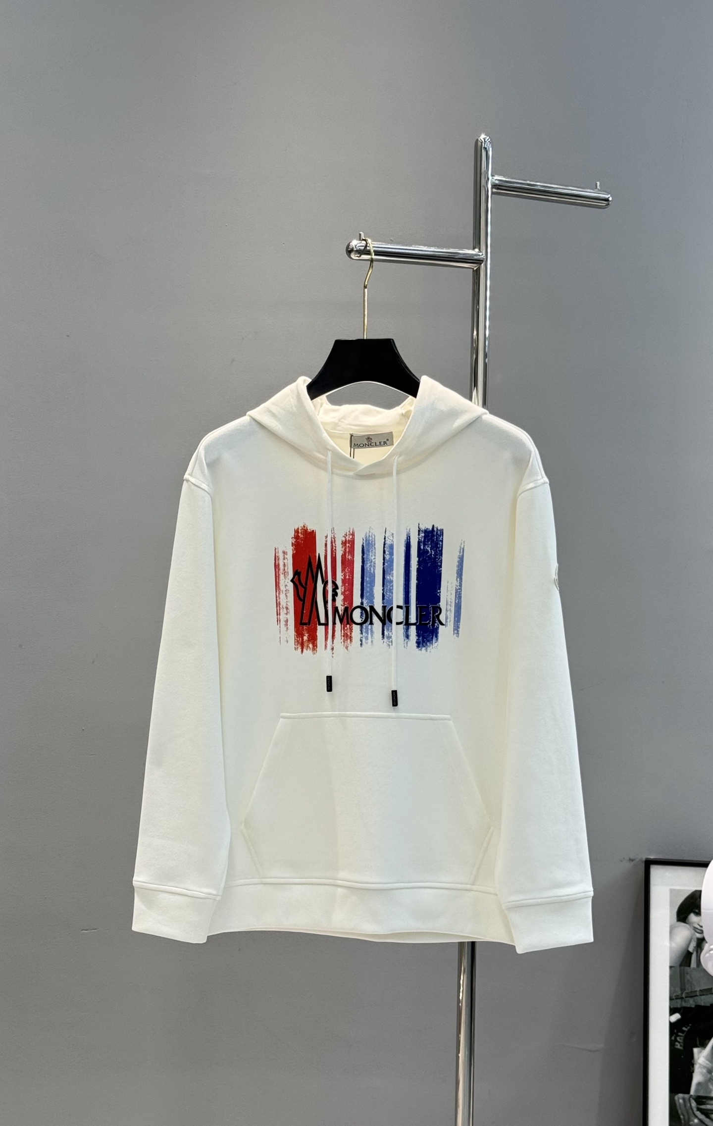 Moncler蒙口25s新品连帽卫衣，采用超舒适的天丝面料.柔软棉质面料，穿着舒适又保暖。正面彩色条纹+