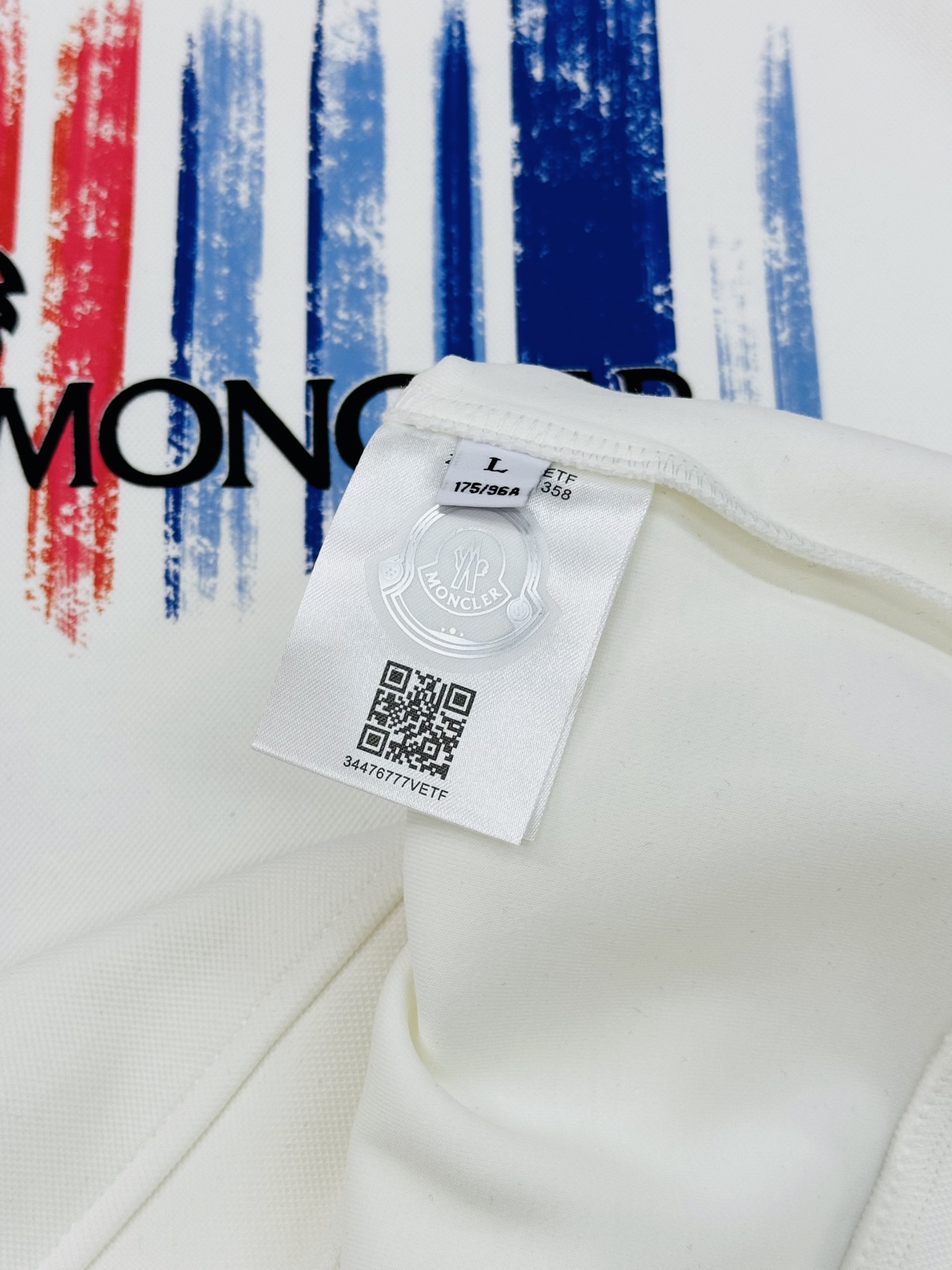 Moncler蒙口25s新品连帽卫衣，采用超舒适的天丝面料.柔软棉质面料，穿着舒适又保暖。正面彩色条纹+