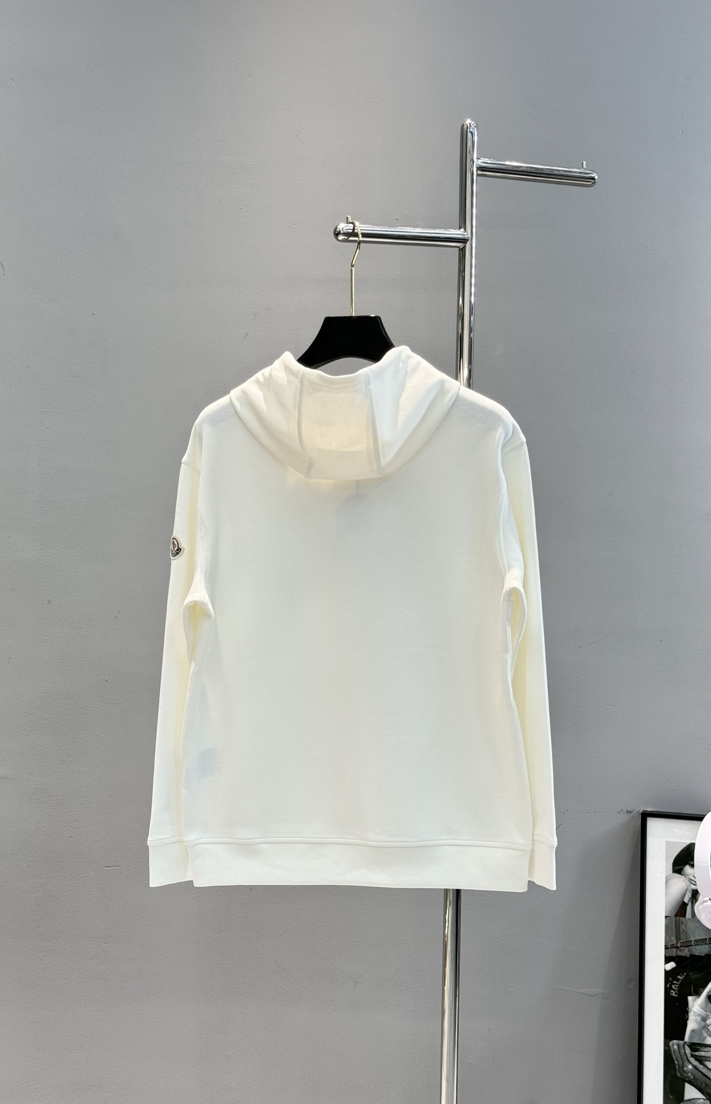 Moncler蒙口25s新品连帽卫衣，采用超舒适的天丝面料.柔软棉质面料，穿着舒适又保暖。正面彩色条纹+