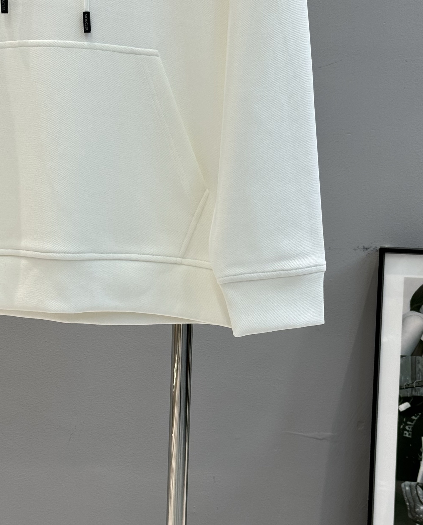 Moncler蒙口25s新品连帽卫衣，采用超舒适的天丝面料.柔软棉质面料，穿着舒适又保暖。正面彩色条纹+