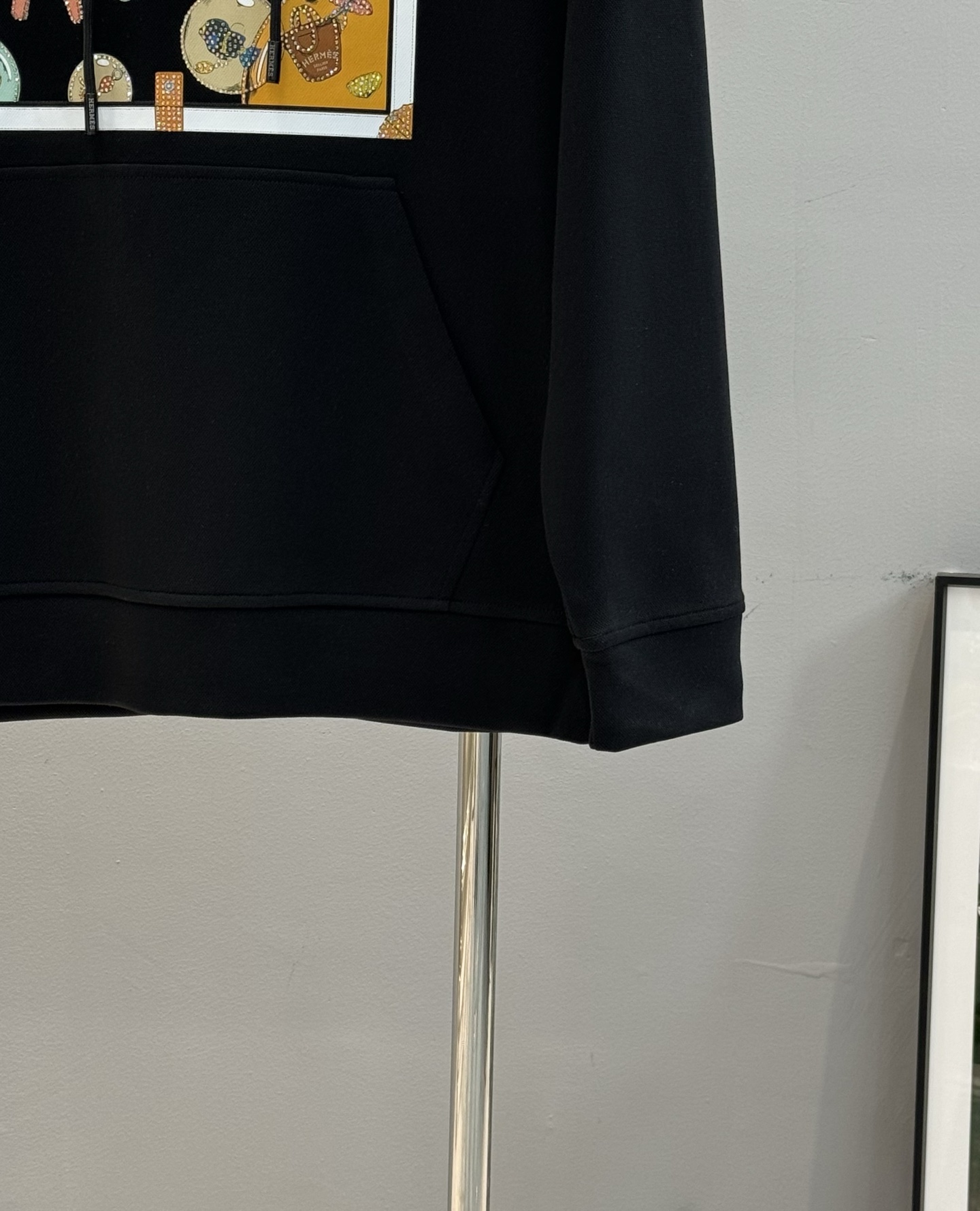 Hermes爱马仕25s新款连帽卫衣，超柔软舒适的天丝面料材质，柔软舒适，春秋季节超适合!正面涂鸦印花，