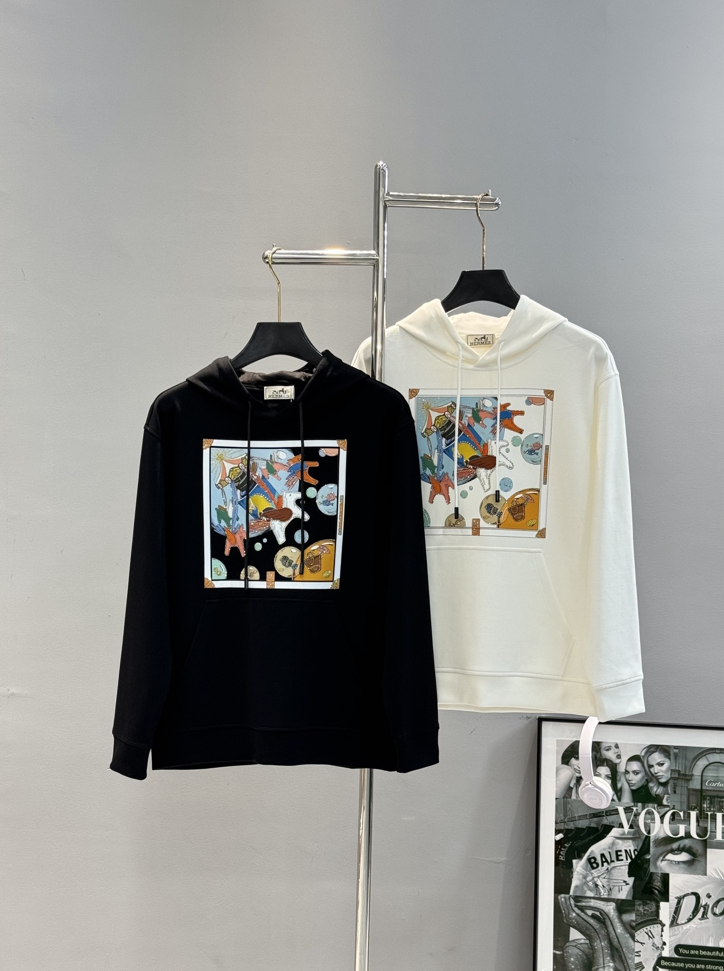 Hermes爱马仕25s新款连帽卫衣，超柔软舒适的天丝面料材质，柔软舒适，春秋季节超适合!正面涂鸦印花，