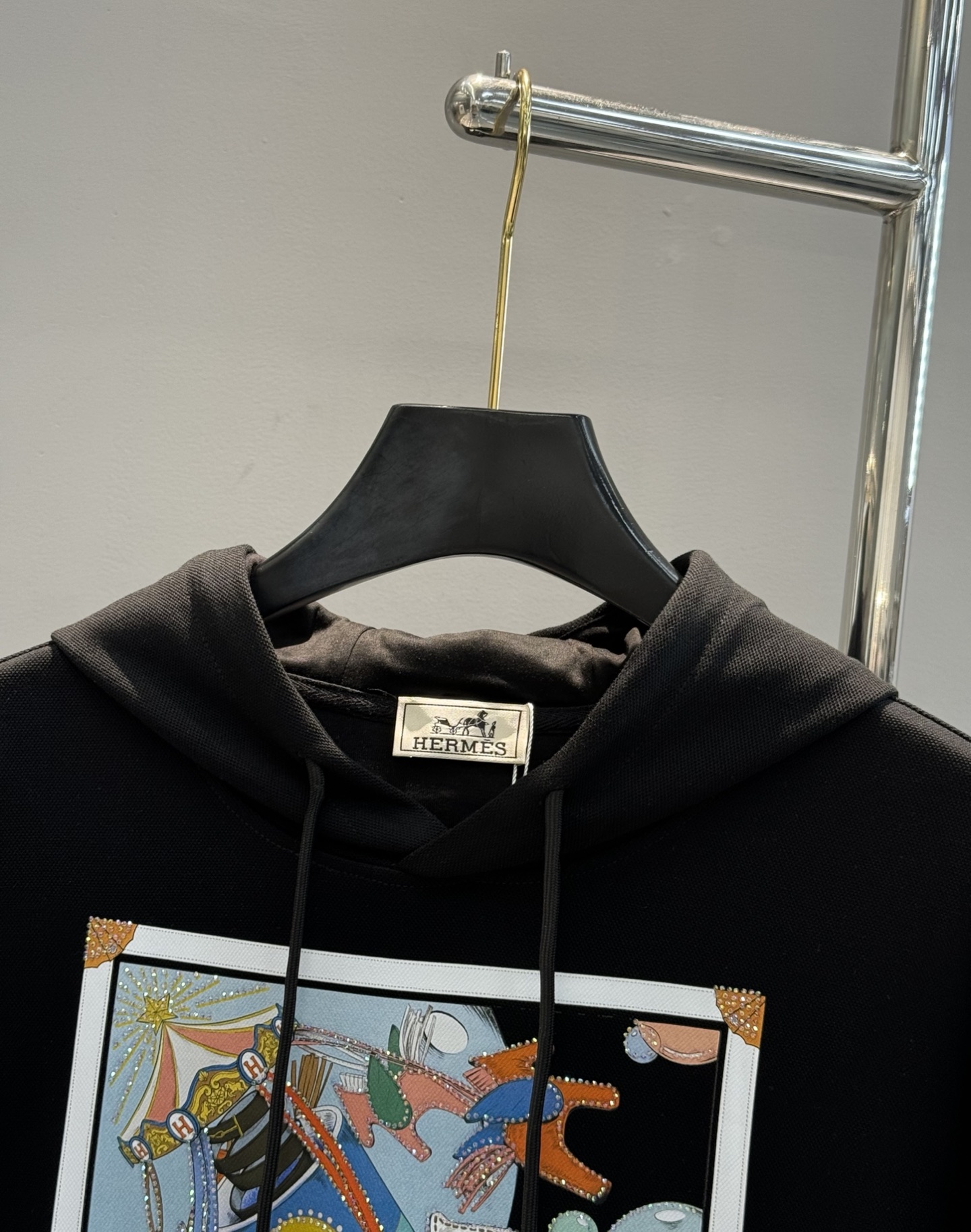 Hermes爱马仕25s新款连帽卫衣，超柔软舒适的天丝面料材质，柔软舒适，春秋季节超适合!正面涂鸦印花，