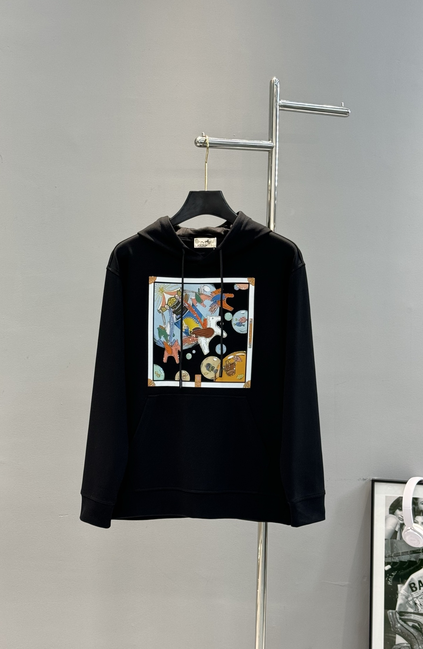 Hermes爱马仕25s新款连帽卫衣，超柔软舒适的天丝面料材质，柔软舒适，春秋季节超适合!正面涂鸦印花，