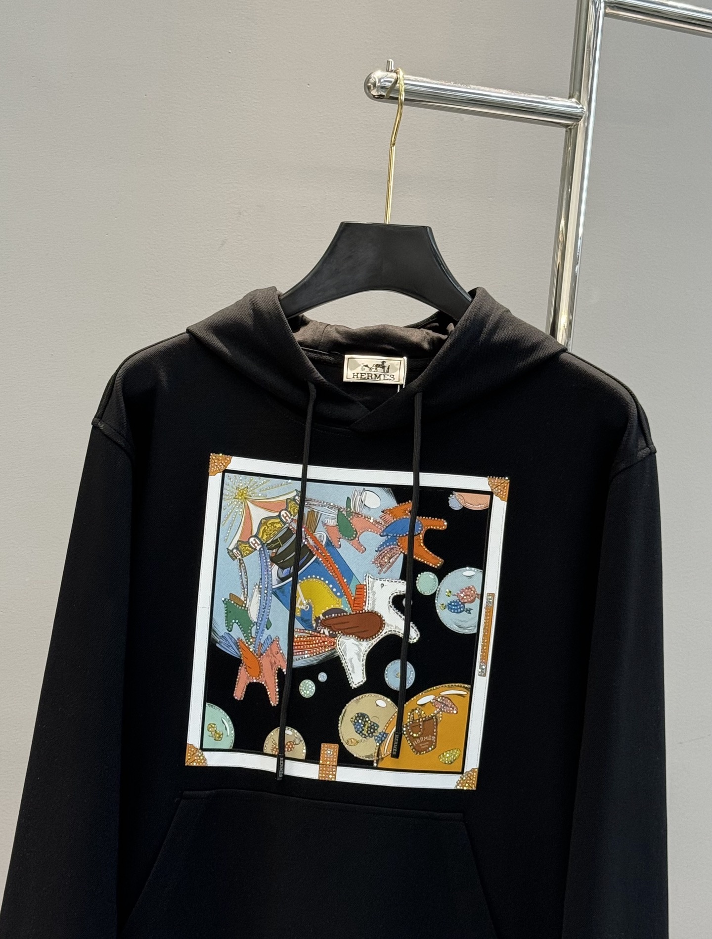 Hermes爱马仕25s新款连帽卫衣，超柔软舒适的天丝面料材质，柔软舒适，春秋季节超适合!正面涂鸦印花，