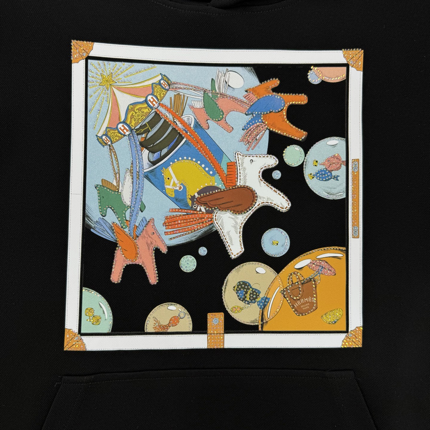 Hermes爱马仕25s新款连帽卫衣，超柔软舒适的天丝面料材质，柔软舒适，春秋季节超适合!正面涂鸦印花，