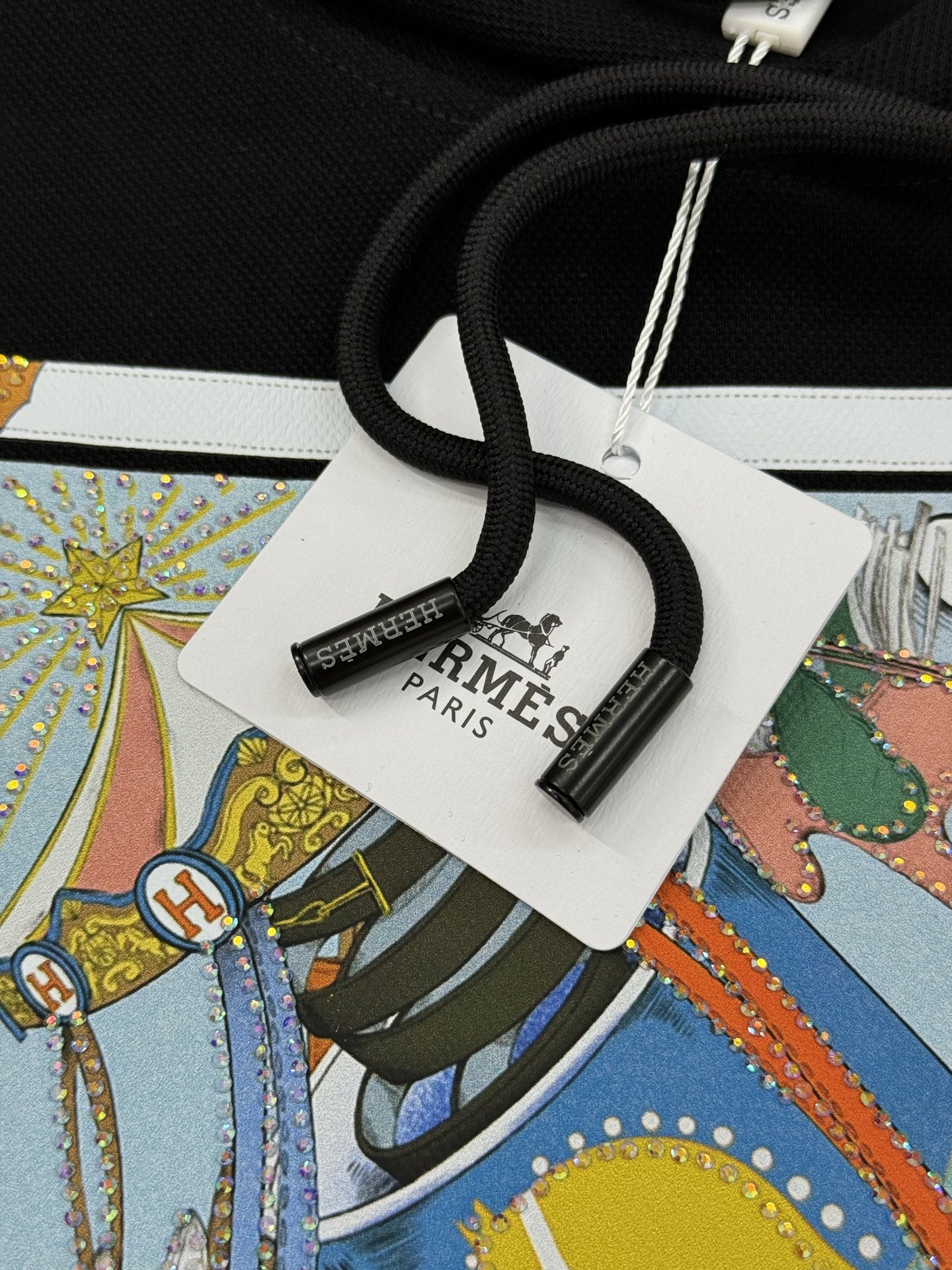 Hermes爱马仕25s新款连帽卫衣，超柔软舒适的天丝面料材质，柔软舒适，春秋季节超适合!正面涂鸦印花，