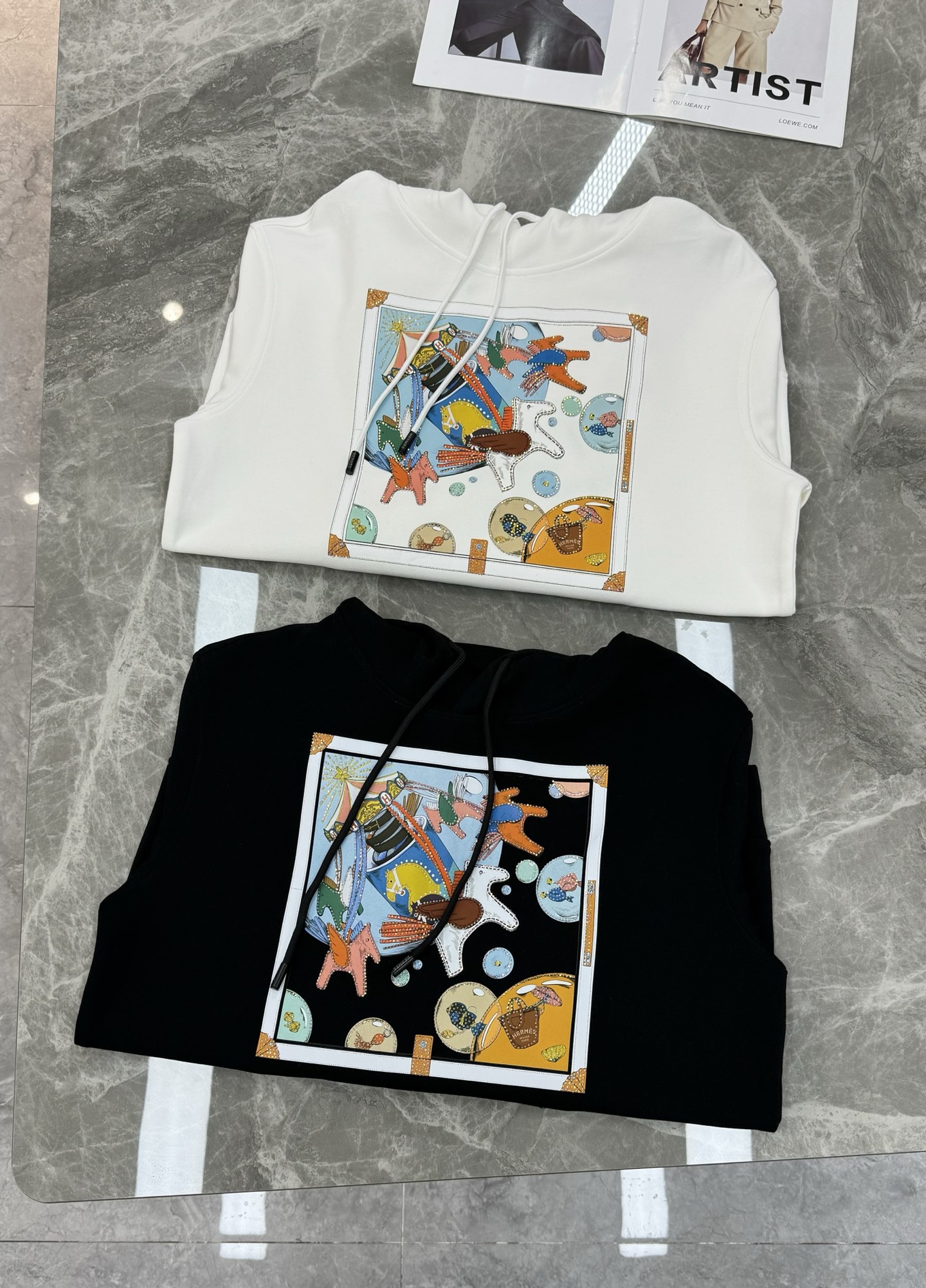 Hermes爱马仕25s新款连帽卫衣，超柔软舒适的天丝面料材质，柔软舒适，春秋季节超适合!正面涂鸦印花，