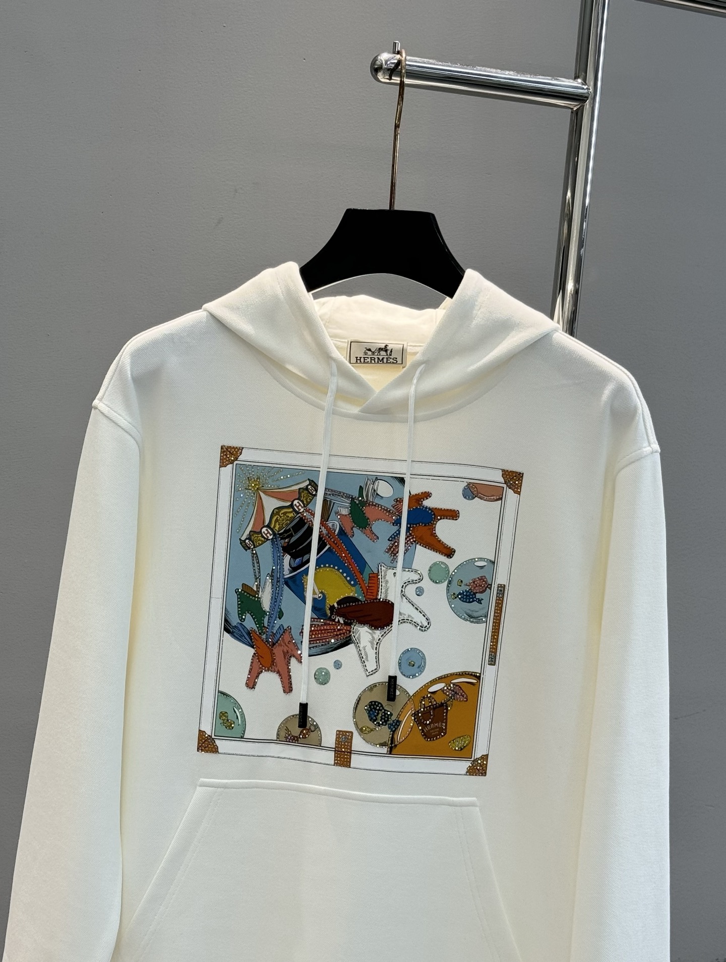 Hermes爱马仕25s新款连帽卫衣，超柔软舒适的天丝面料材质，柔软舒适，春秋季节超适合!正面涂鸦印花，