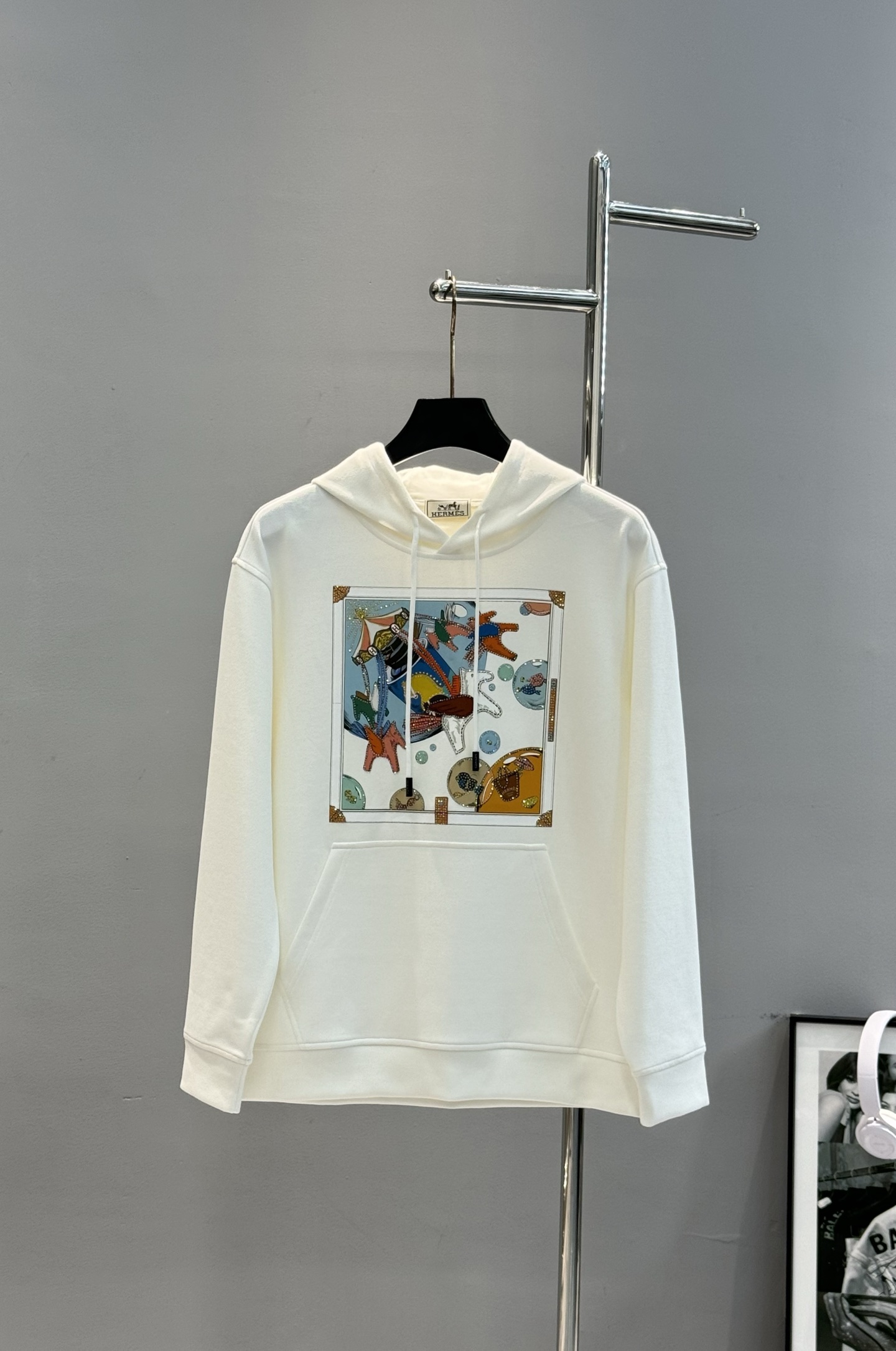 Hermes爱马仕25s新款连帽卫衣，超柔软舒适的天丝面料材质，柔软舒适，春秋季节超适合!正面涂鸦印花，