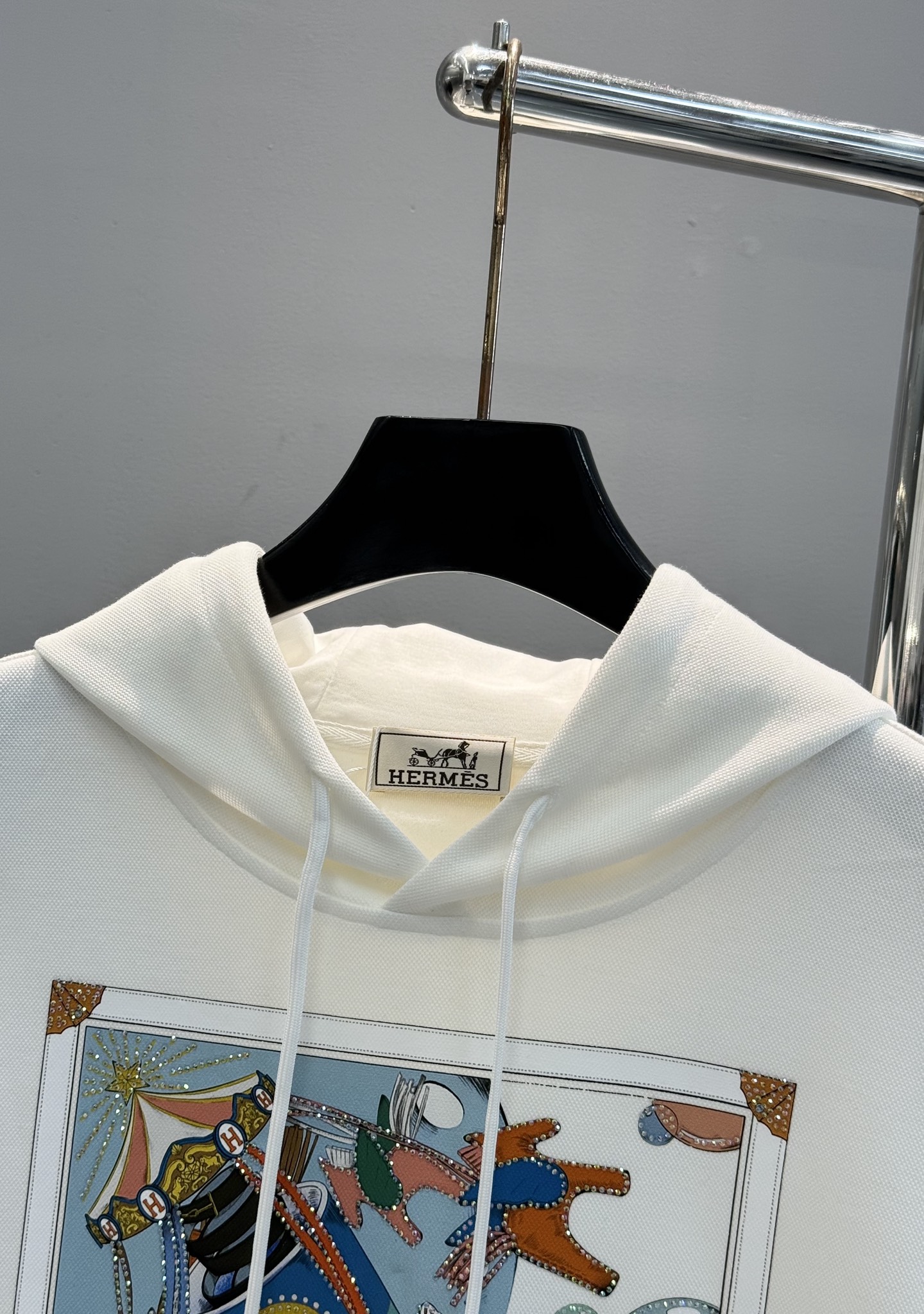 Hermes爱马仕25s新款连帽卫衣，超柔软舒适的天丝面料材质，柔软舒适，春秋季节超适合!正面涂鸦印花，