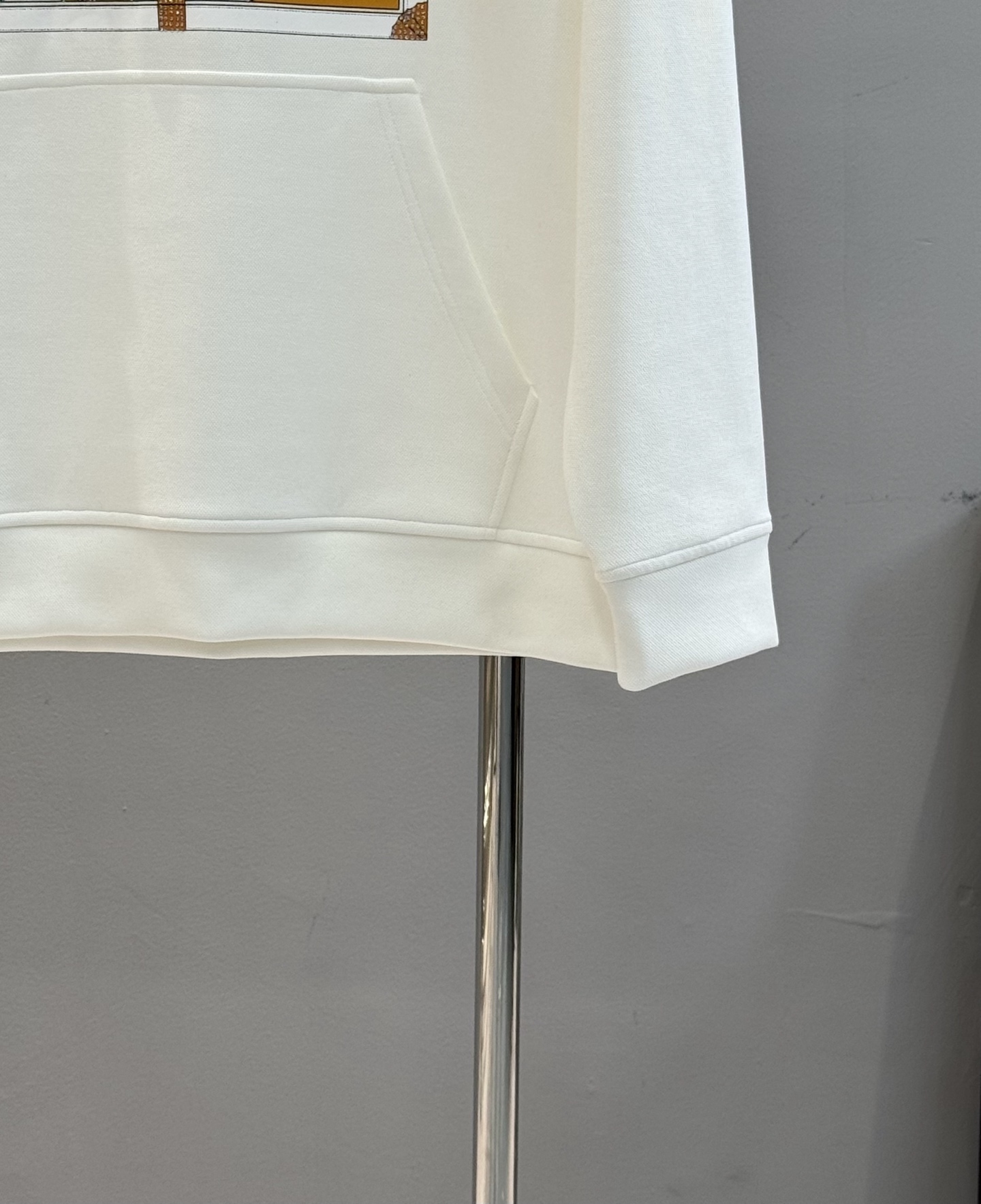 Hermes爱马仕25s新款连帽卫衣，超柔软舒适的天丝面料材质，柔软舒适，春秋季节超适合!正面涂鸦印花，