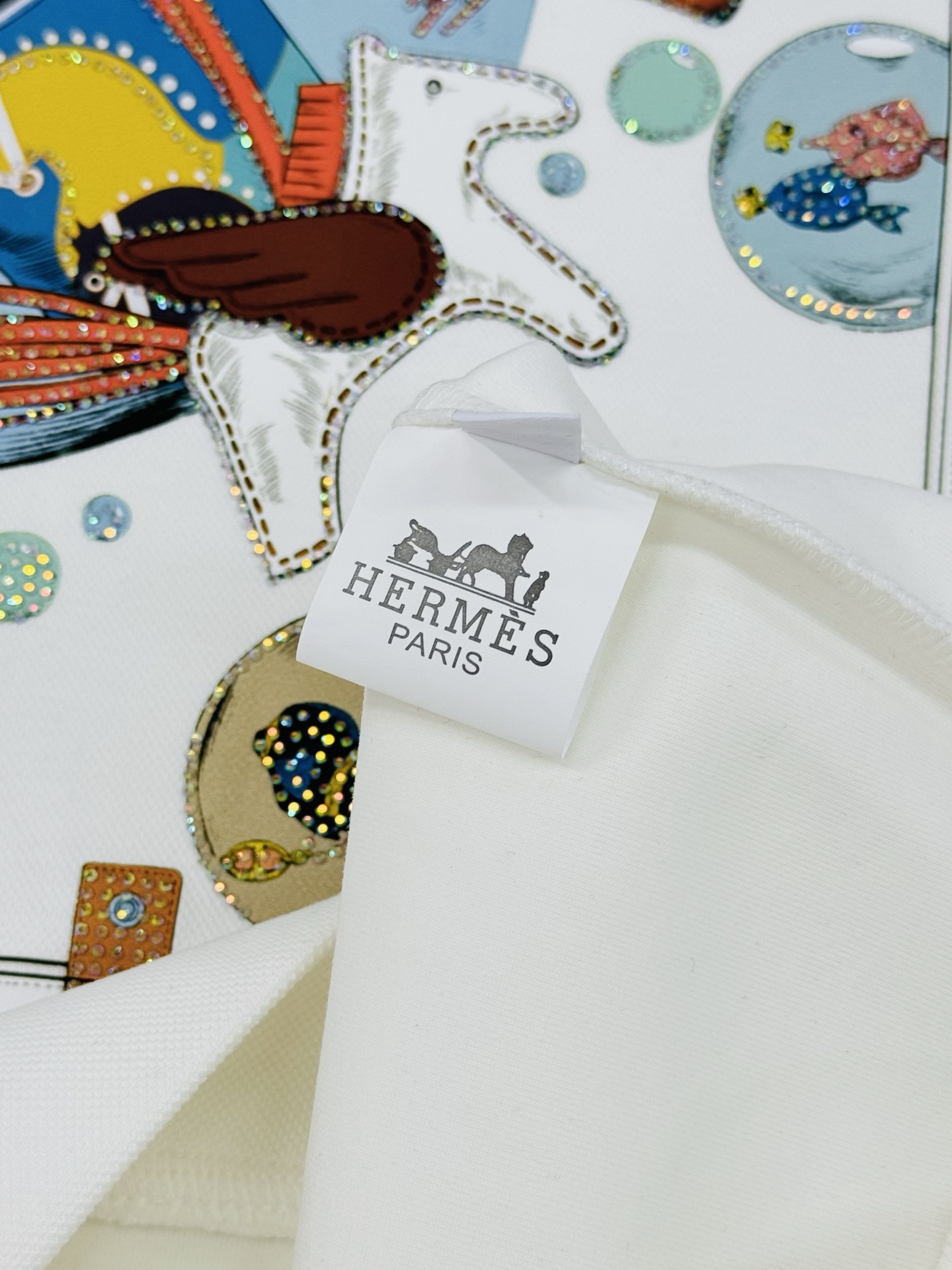 Hermes爱马仕25s新款连帽卫衣，超柔软舒适的天丝面料材质，柔软舒适，春秋季节超适合!正面涂鸦印花，