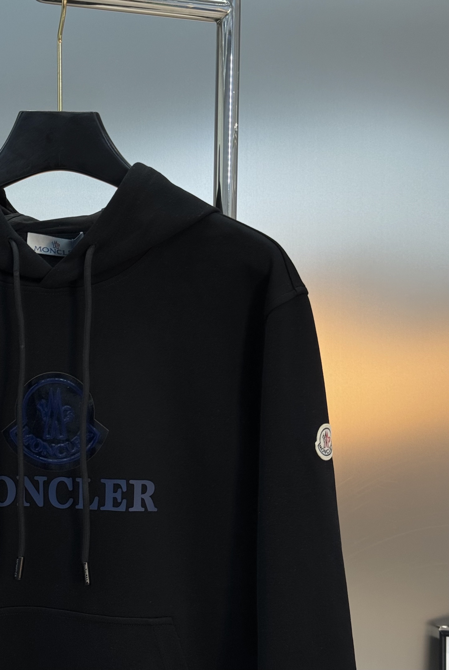 Moncler蒙口新款连帽卫衣，超舒适天丝面料.柔软棉质面料，舒适又保暖，日常穿搭超百搭!正面品牌标志+