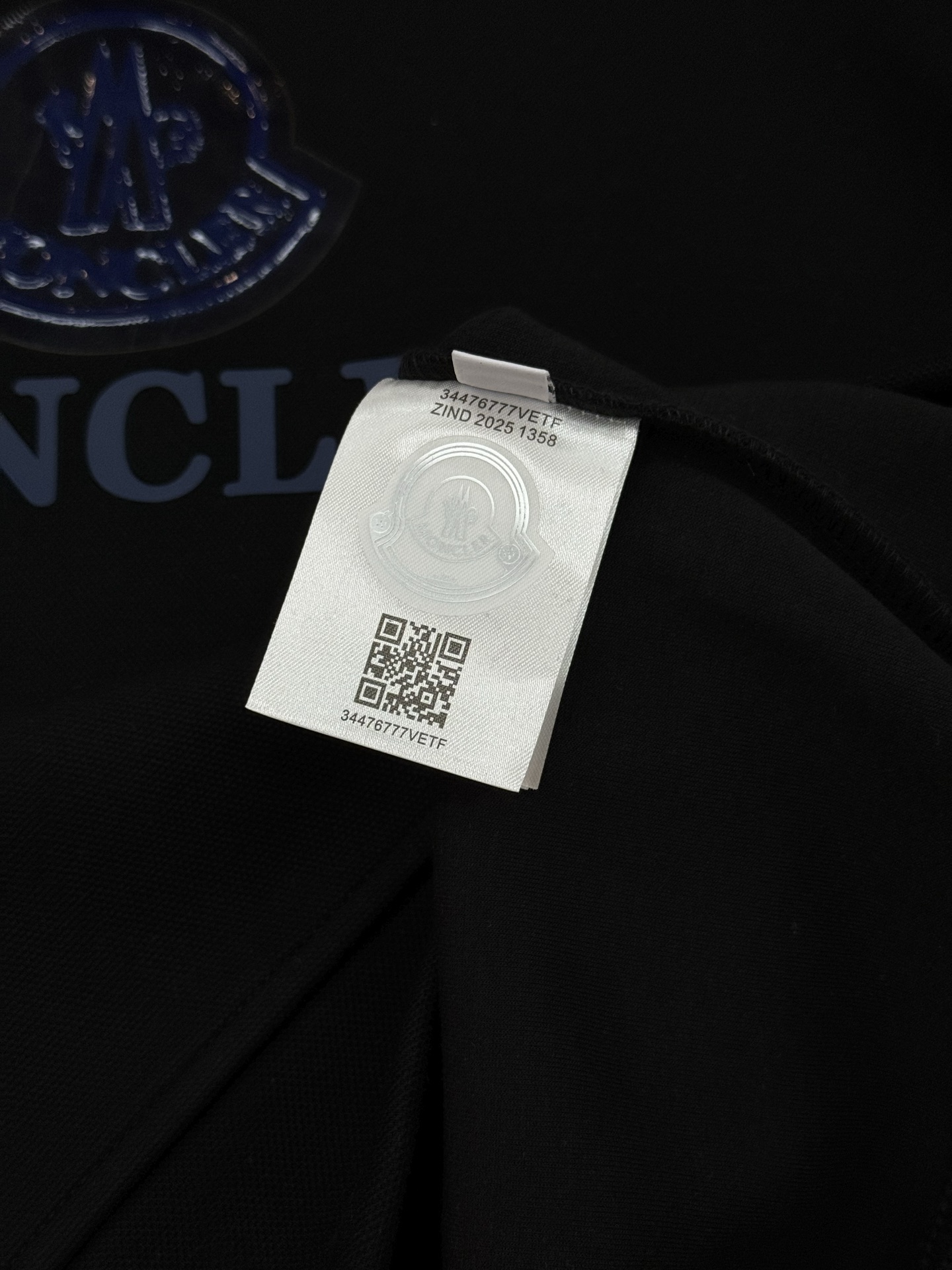 Moncler蒙口新款连帽卫衣，超舒适天丝面料.柔软棉质面料，舒适又保暖，日常穿搭超百搭!正面品牌标志+