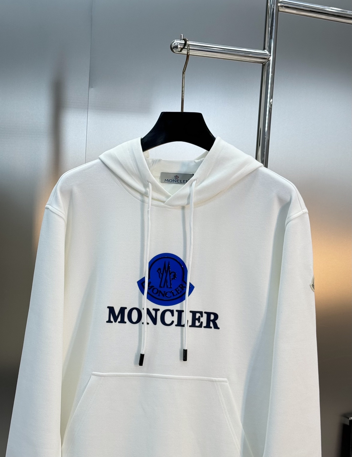 Moncler蒙口新款连帽卫衣，超舒适天丝面料.柔软棉质面料，舒适又保暖，日常穿搭超百搭!正面品牌标志+