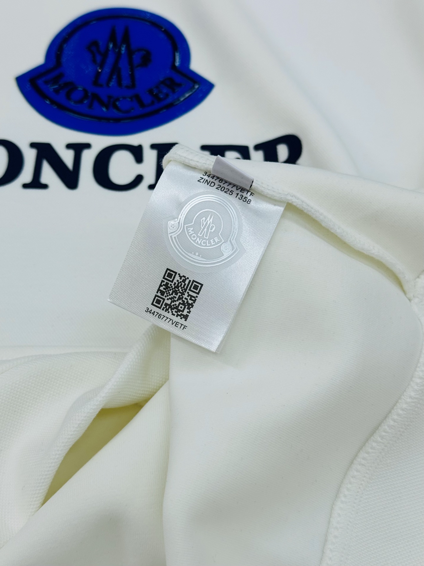 Moncler蒙口新款连帽卫衣，超舒适天丝面料.柔软棉质面料，舒适又保暖，日常穿搭超百搭!正面品牌标志+