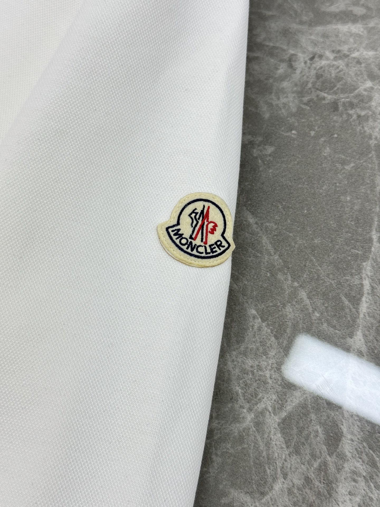 Moncler蒙口新款连帽卫衣，超舒适天丝面料.柔软棉质面料，舒适又保暖，日常穿搭超百搭!正面品牌标志+