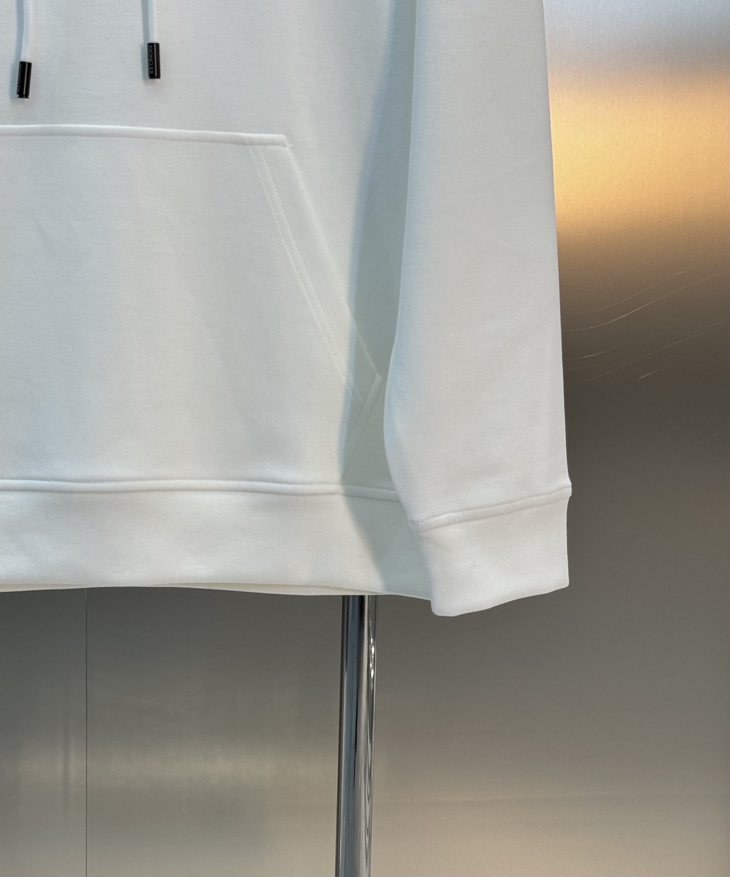 Moncler蒙口新款连帽卫衣，超舒适天丝面料.柔软棉质面料，舒适又保暖，日常穿搭超百搭!正面品牌标志+