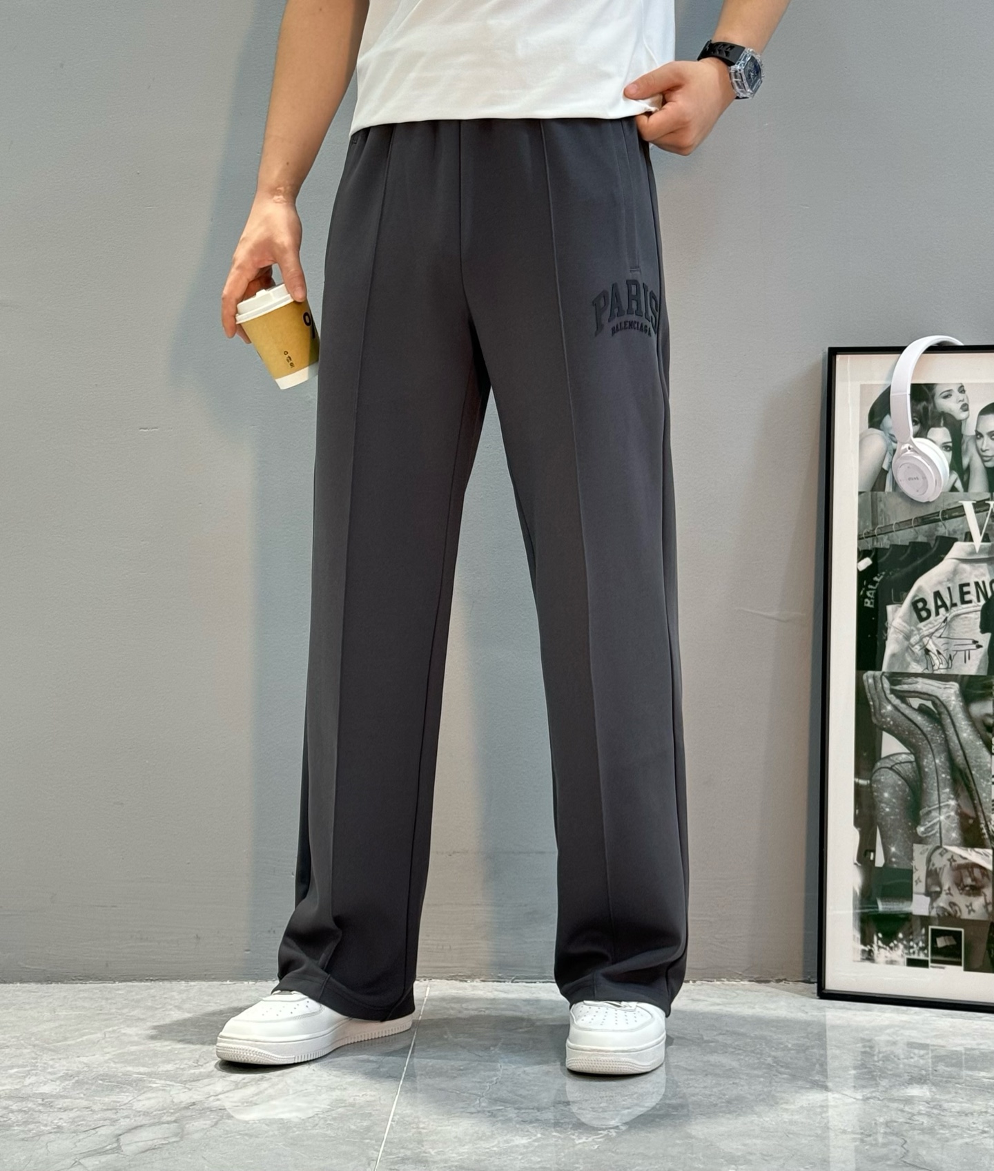 Balenciaga巴黎超级无敌大爆款驾到！立体直筒裤，立体修身设计，打造出清爽利落的休闲风格。配以品牌