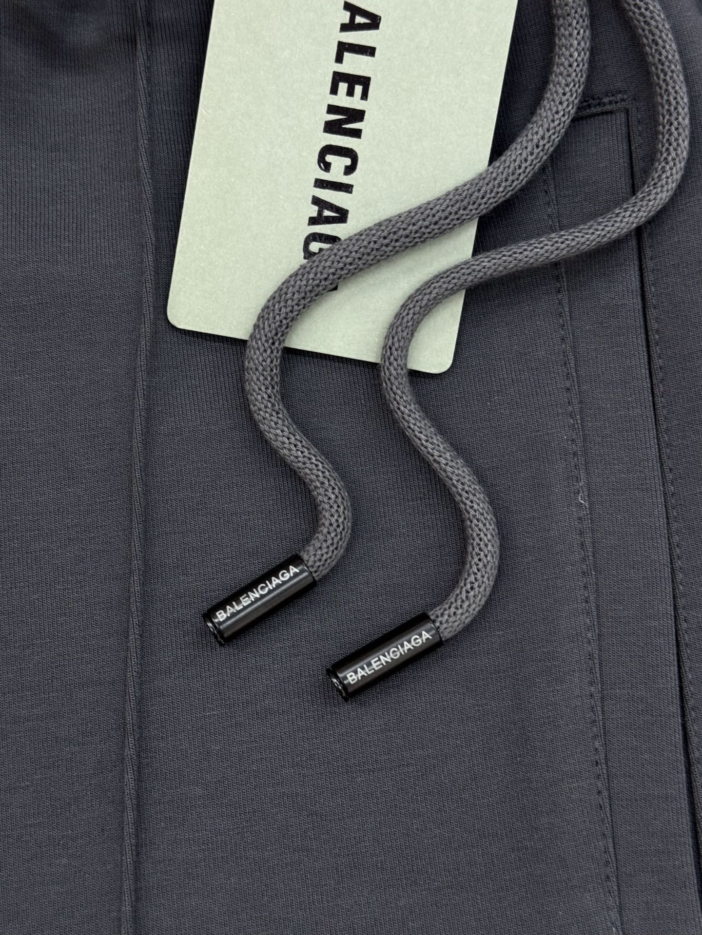 Balenciaga巴黎超级无敌大爆款驾到！立体直筒裤，立体修身设计，打造出清爽利落的休闲风格。配以品牌