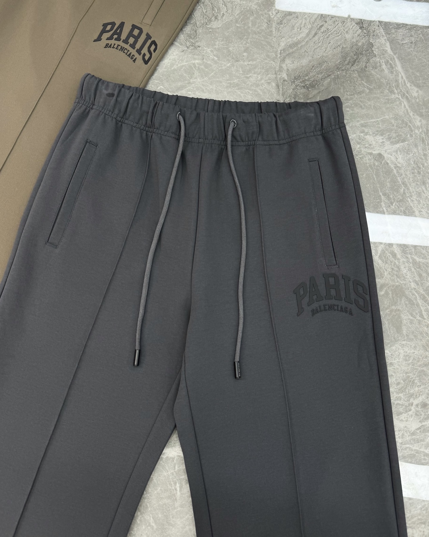 Balenciaga巴黎超级无敌大爆款驾到！立体直筒裤，立体修身设计，打造出清爽利落的休闲风格。配以品牌