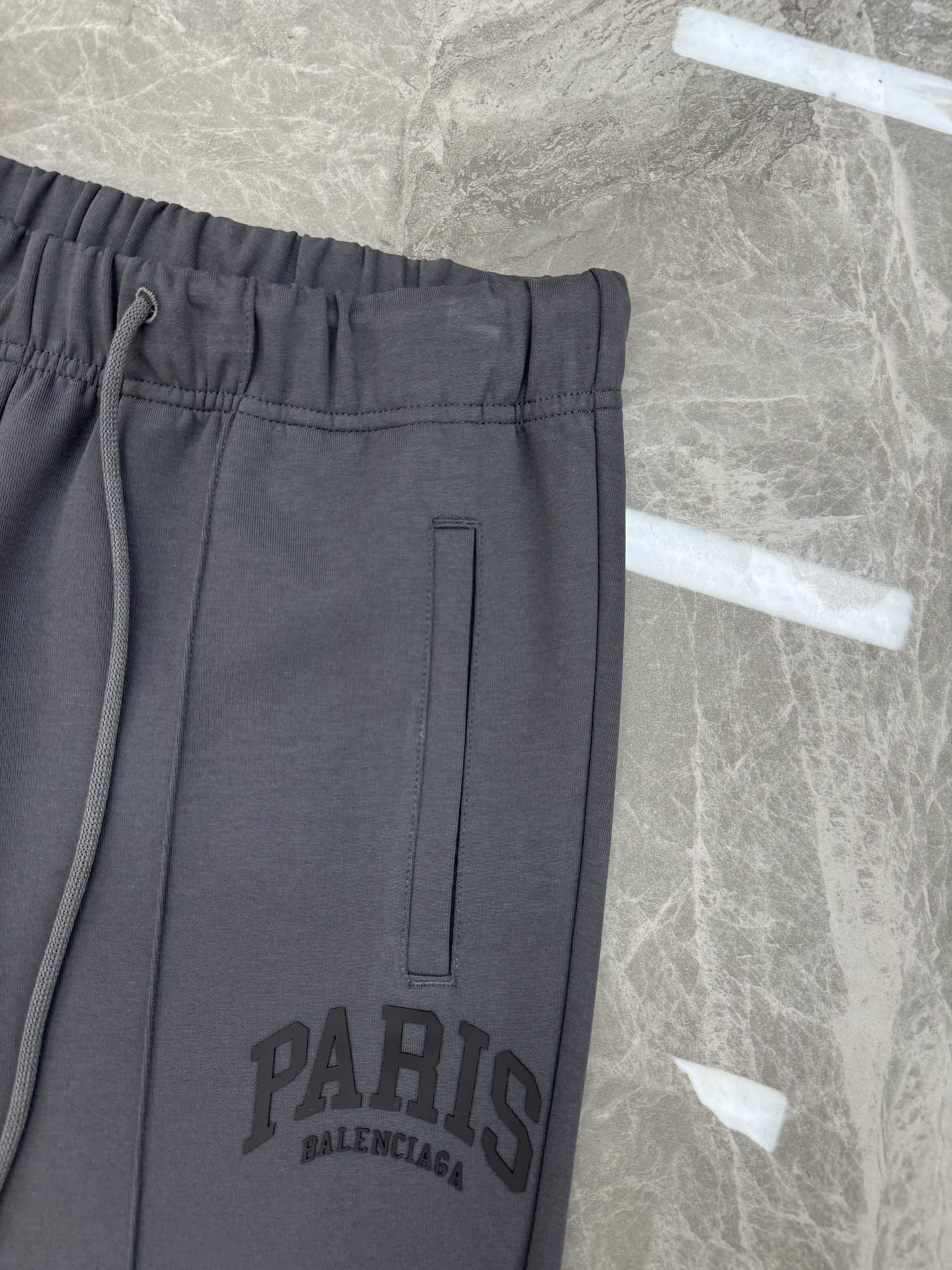 Balenciaga巴黎超级无敌大爆款驾到！立体直筒裤，立体修身设计，打造出清爽利落的休闲风格。配以品牌