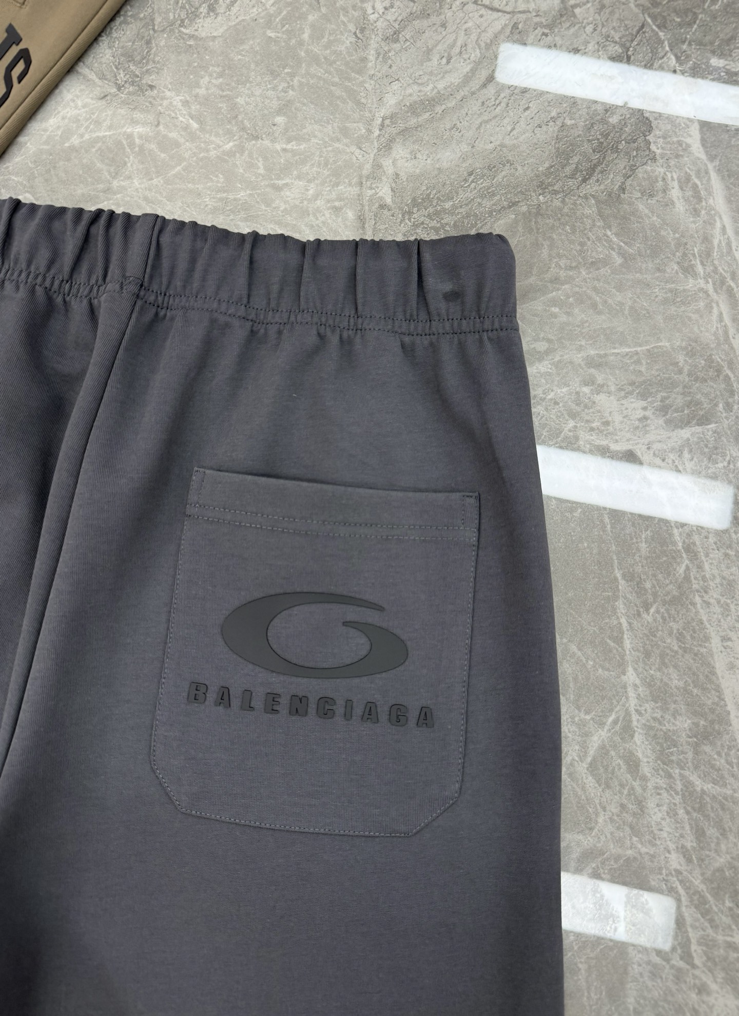 Balenciaga巴黎超级无敌大爆款驾到！立体直筒裤，立体修身设计，打造出清爽利落的休闲风格。配以品牌