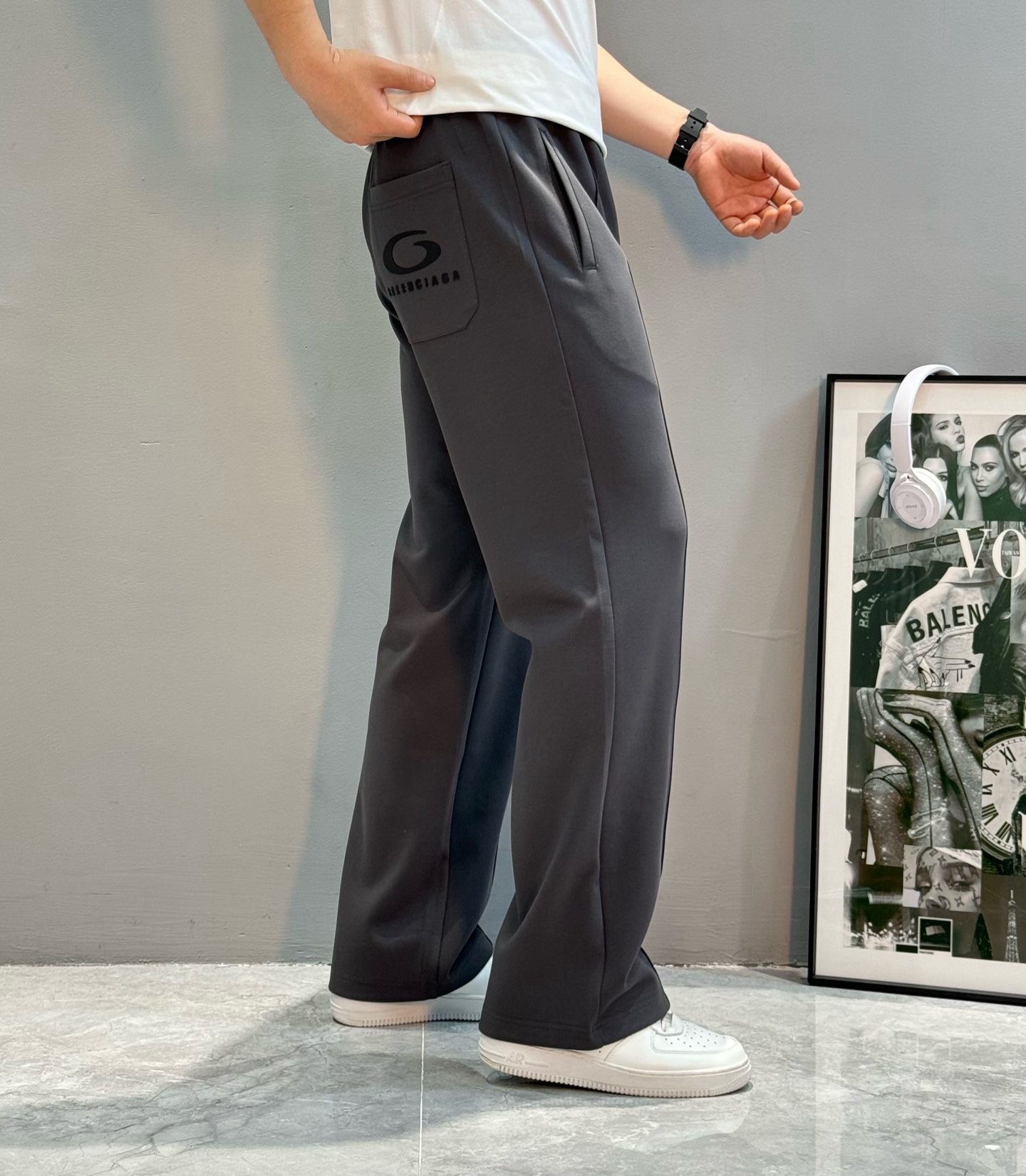 Balenciaga巴黎超级无敌大爆款驾到！立体直筒裤，立体修身设计，打造出清爽利落的休闲风格。配以品牌